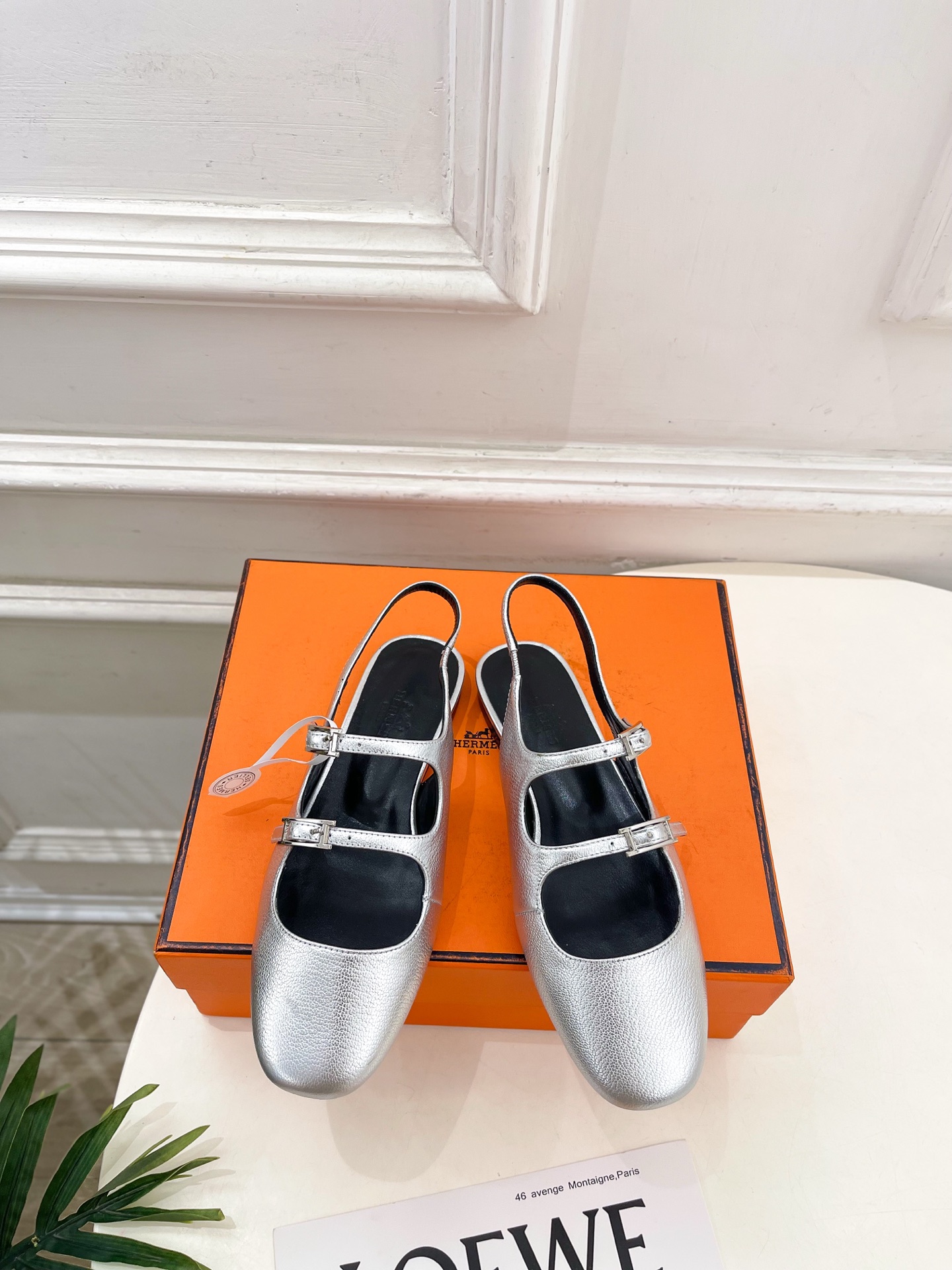 NO:706906,* Hermès 26 2026 spring and summer new products, counter new Mila slingback sandals series, upper original specific lambskin, lining imported mixed sheepskin, outsole original Italian leather outsole, high flat sole, shoe size: 35-39 (40.41 custom-made, non-returnable) (with original airplane box), sandals, hermes, sandals, sheepskin, Leather soles19860909* 爱玛仕 26 2026春夏新品 专柜新款 Mila露跟凉鞋系列 鞋面原版特定小羊皮 内里进口混种羊皮  大底原版意大利真皮大底  跟高平底 鞋码:35-39（40.41定做不退换）（配原版飞机盒）,凉鞋,hermes,sandals,sheepskin,Leather soles,Women's Shoes
