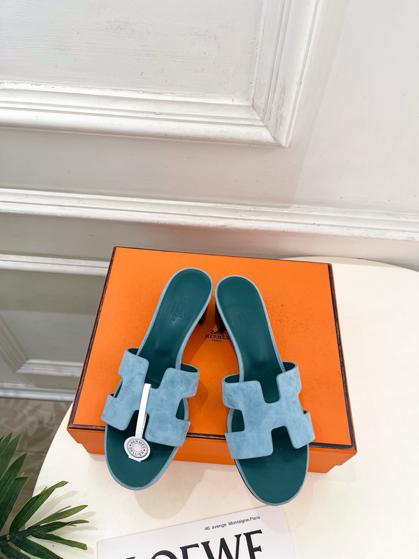 NO:706882,* Hermès 26 2026 Spring and Summer New Products Counter New Classic H-type Oasis Thick Heel Slippers Series Upper Original Specific Cowhide/Suede Lining Imported Mixed Sheepskin Outsole Original Italian Genuine Leather Outsole Heel Height 5cm Shoe Size: 35-39 (40.41 custom-made and non-returnable) (with original airplane box), slippers, hermes, slippers, cowhide, sheepskin, chamois  leather,leather soles19860909* 爱玛仕 26 2026春夏新品 专柜新款 万年经典H型Oasis粗跟拖鞋 系列 鞋面原版特定牛皮/麂皮 内里进口混种羊皮 大底原版意大利真皮大底  跟高5cm 鞋码:35-39（40.41定做不退换）（配原版飞机盒）,拖鞋,hermes,slippers,cowhide,sheepskin,chamois leather,Leather soles,Women's Shoes