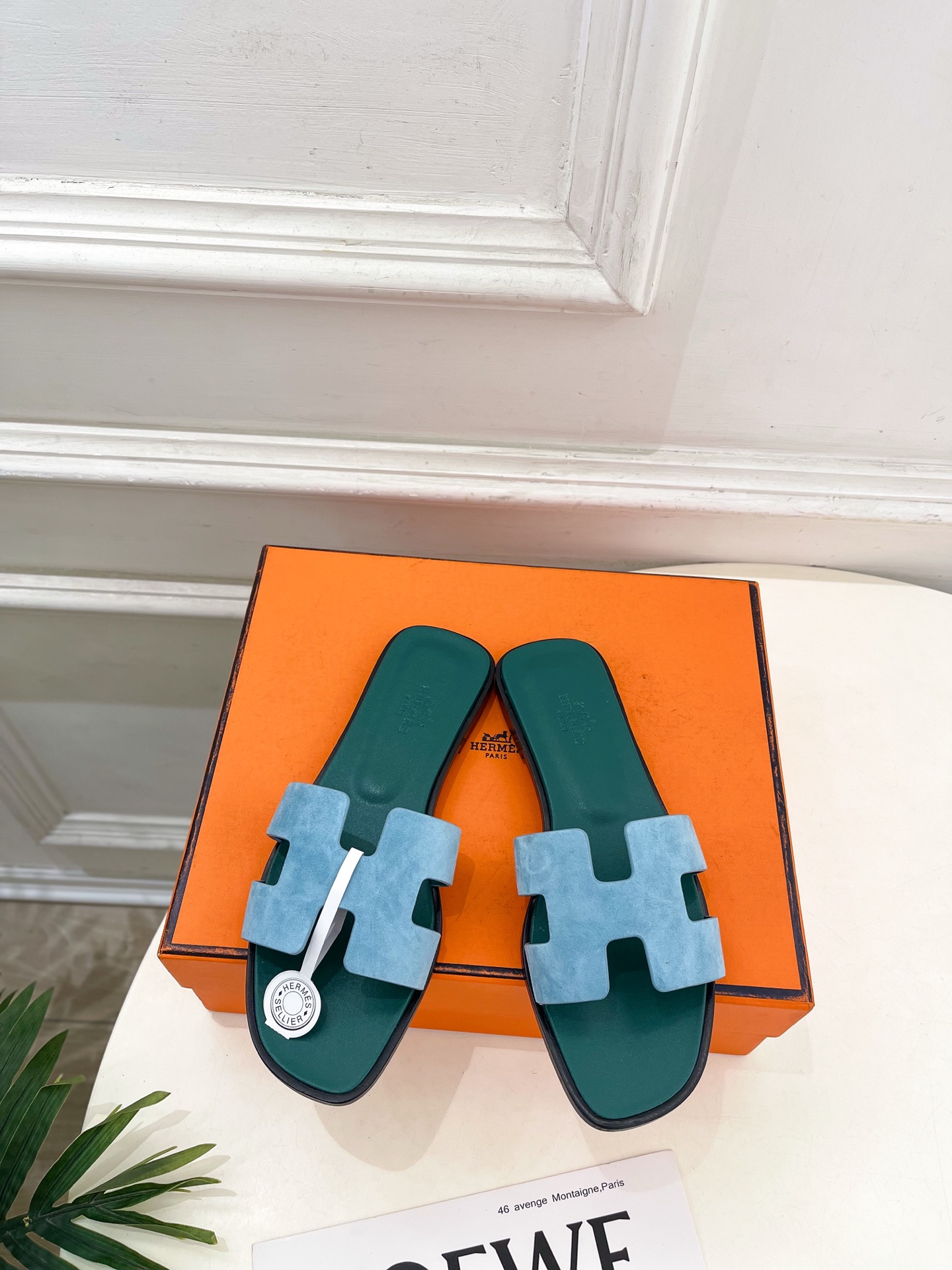 NO:706879,* Hermès 26 2026 spring and summer new products, new counter models, classic H-type Oran flat slippers series, upper original specific cowhide/suede, lining imported mixed sheepskin, outsole original Italian leather outsole, heel height 1.5cm  Shoe size: 35-39 (40.41 customized, non-refundable) (with original airplane box), slippers, hermes, slippers, cowhide, sheepskin, chamois leather, Leather soles19860909* 爱玛仕 26 2026春夏新品 专柜新款 万年经典H型Oran平底拖鞋系列 鞋面原版特定牛皮/麂皮 内里进口混种羊皮 大底原版意大利真皮大底  跟高1.5cm 鞋码:35-39（40.41定做不退换）（配原版飞机盒）,拖鞋,hermes,slippers,cowhide,sheepskin,chamois leather,Leather soles,Women's Shoes