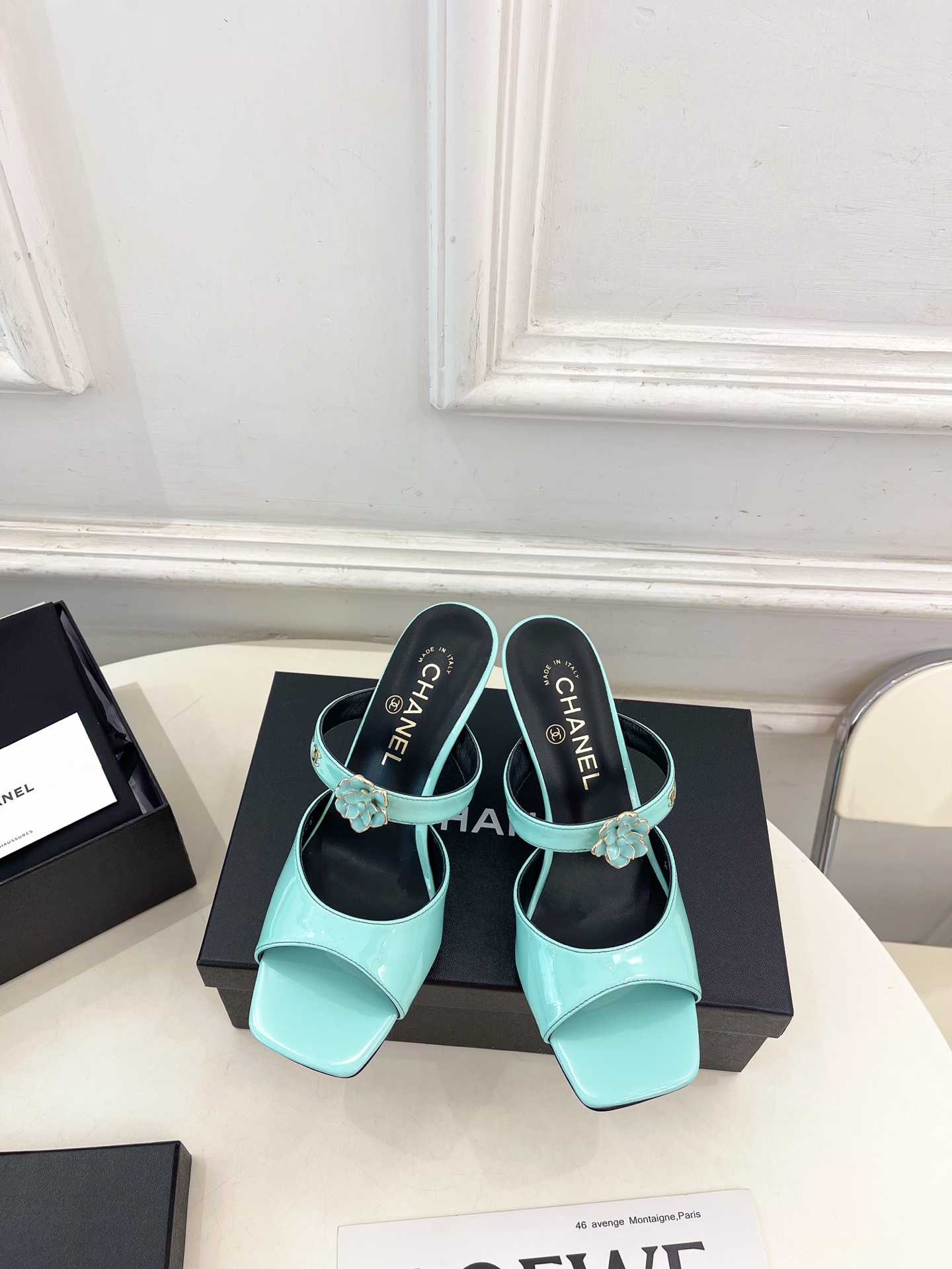 NO:706901,| Xiaoxiang 26 2026 spring and summer new products, classic catwalk models in the counter, Xiaoxiang double C camellia high-heeled slippers are new in the series. The absolute best in the BS fashion circle. The matching will interpret the meticulous, minimalist and never-fading classic elements, showing a unique dressing style that is too beautiful to say. A must-have item for summer... ━━━━━ t ━━━━━  Original high-custom cow patent leather upper, imported silk sheepskin lining, original Italian genuine leather outsole, heel height 7.5cm, shoe size: 35-39 (40.41 customized, non-returnable), high heels, slippers, high heels, slippers, sheepskin, Leather soles19860909| 小香 26 2026春夏新品 专柜经典走秀款 小香双C山茶花高跟拖鞋 系列上新 BS时尚圈的绝绝子 搭配将演绎着细致 极简 永不褪去的经典元素 展现与众不同的穿搭风格美到无话可说 夏季必入款…… ━━━━━ t ━━━━━  鞋面原版高定制牛漆皮 内里进口丝绸羊皮里 大底原版意大利真皮大底 跟高7.5cm  鞋码: 35-39（40.41定制不退换）,高跟鞋拖鞋,high heels,slippers,sheepskin,Leather soles,Women's Shoes