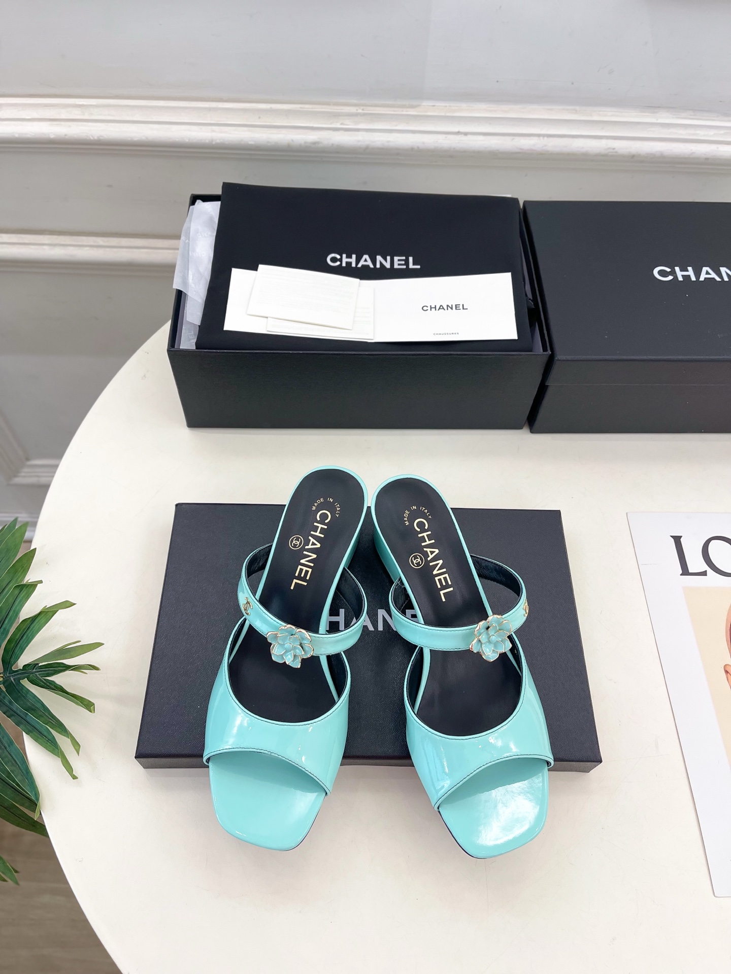 NO:706903,| Xiaoxiang 26 2026 spring and summer new products, classic catwalk models in the counter, Xiaoxiang double C camellia thick heel slippers are new in the series. The absolute gem in the BS fashion circle. The matching will interpret the meticulous, minimalist and classic elements that will never fade away. It will show a unique dressing style that is too beautiful to say. A must-have in summer... ━━━━━ t ━━━━━  Original high-custom cow patent leather upper, imported silk sheepskin lining, original Italian genuine leather outsole, heel height 4cm, shoe size: 35-39 (40.41 customized, non-refundable), high heels, slippers, high heels, slippers, sheepskin, Leather soles19860909| 小香 26 2026春夏新品 专柜经典走秀款 小香双C山茶花粗跟拖鞋 系列上新 BS时尚圈的绝绝子 搭配将演绎着细致 极简 永不褪去的经典元素 展现与众不同的穿搭风格美到无话可说 夏季必入款…… ━━━━━ t ━━━━━  鞋面原版高定制牛漆皮 内里进口丝绸羊皮里 大底原版意大利真皮大底 跟高4cm  鞋码: 35-39（40.41定制不退换）,高跟鞋拖鞋,high heels,slippers,sheepskin,Leather soles,Women's Shoes