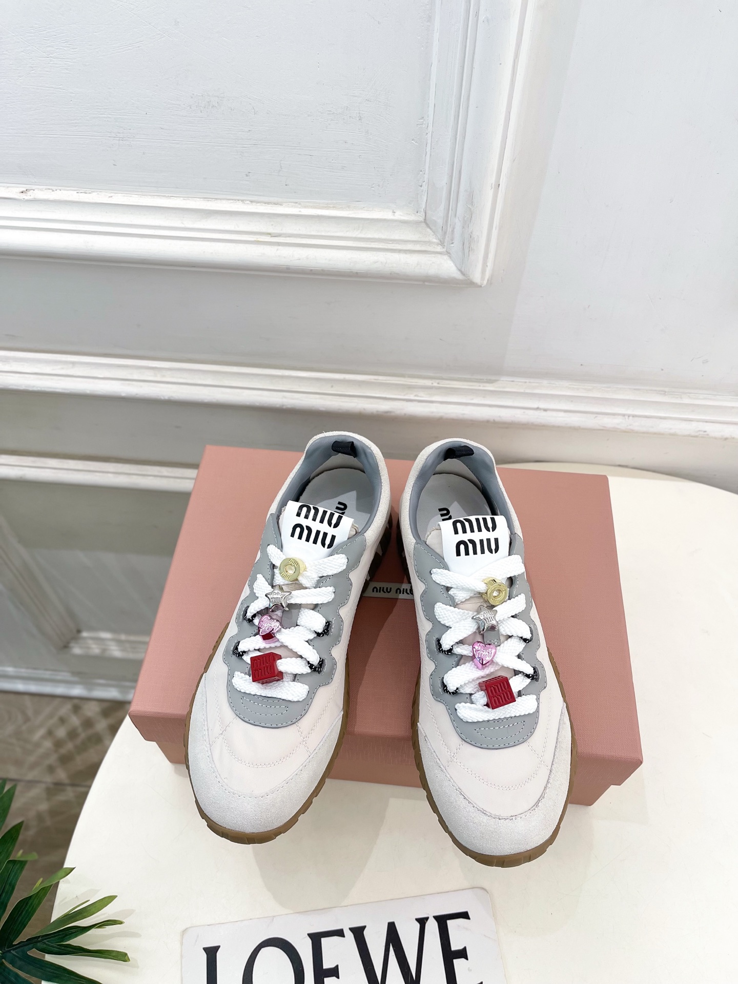 NO:706899,Miu Miu | Miu Miu 26’s counter features the latest styles. The new spring and summer 2026 Tire series of casual sports shoes are now available!  BS Miaojia's high-end products, top-notch craftsmanship to create exquisite quality, unparalleled comfort, it is definitely a love at first sight!  Fashionable and versatile, a must-have for everyone!  ━━━━━ t ━━━━━ Upper original specific fabric material cow suede Lining: imported sheepskin lining Original open-molded TPU non-slip outsole Heel height 2.5cm Shoe size: 35-39 (40 customized non-refundable), casual shoes/sports shoes, miumiu, sneakers, sheepskin19860909Miu Miu | 缪缪 26 专柜主打最新秀款 2026春夏新品Tyre系列休闲运动鞋火爆上新！ BS缪家高货 顶级工艺打造精品质感 无敌舒适 绝对是一见钟情款！时尚百搭,人手必备！ ━━━━━ t ━━━━━ 鞋面原版特定织物面料牛反绒  内里: 进口羊皮里 大底原版开模TPU防滑大底 跟高2.5cm 鞋码: 35-39(40定制不退换）,休闲鞋/运动鞋,miumiu,sneakers,sheepskin,Women's Shoes