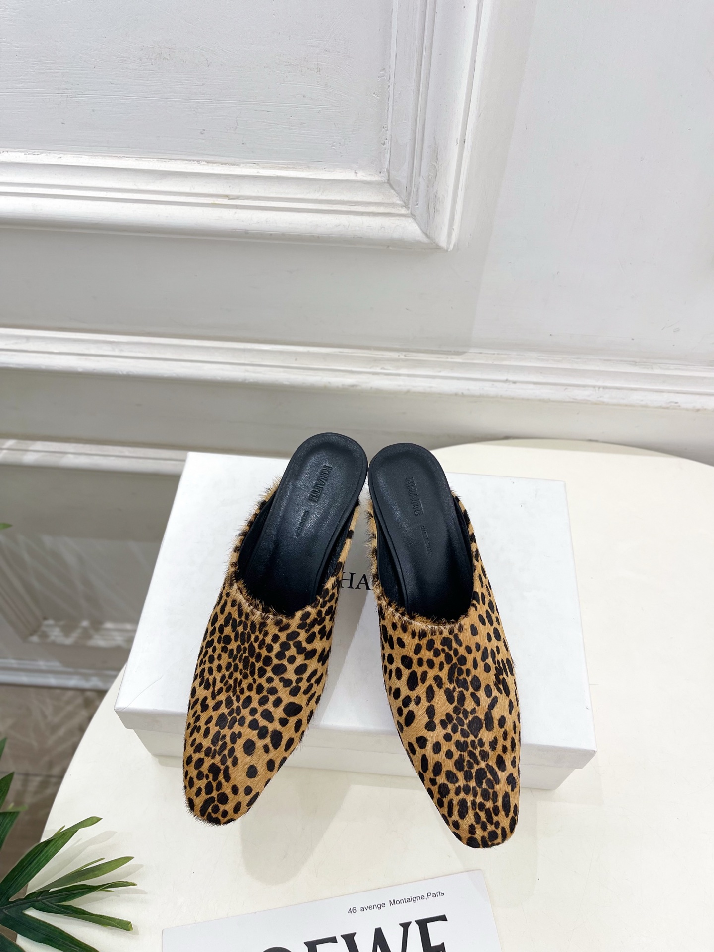 NO:706917,Khaite 2026 Spring and Summer New Product Minimalist Baotou Mule Half Slippers ———————— As the most popular designer brand in the past two years, the design is simple, the details are clever, fresh and refined!  If you don’t want to hit the streets with random styles, you can check out this brand. It’s relatively niche but is so easy to match. You can see this brand everywhere on Instagram and Xiaohongshu!  BS original version customized one to one!  Original specific leather upper/horse hair, imported mixed sheepskin lining, original custom-made leather outsole, heel height 5.5cm, size 35~39 (40.41 custom-made, non-returnable), half drag, slippers, sheepskin, Leather soles19860909Khaite 2026春夏新品 极简包头穆勒半拖鞋 ————————— 作为这两年最受欢迎的设计师牌,设计简单、细节巧妙、清新脱俗！ 不想满大街撞款的可以看看这个品牌,比较小众却又是那么好搭配,ins、小红书随处可见这个品牌的身影 ！BS原版一比一定制！ 鞋面原版特定皮面/马毛 内里进口混种羊皮 大底原版定制真皮大底 跟高5.5cm 码数35~39(40.41订做不退换）,半拖,slippers,sheepskin,Leather soles,Women's Shoes