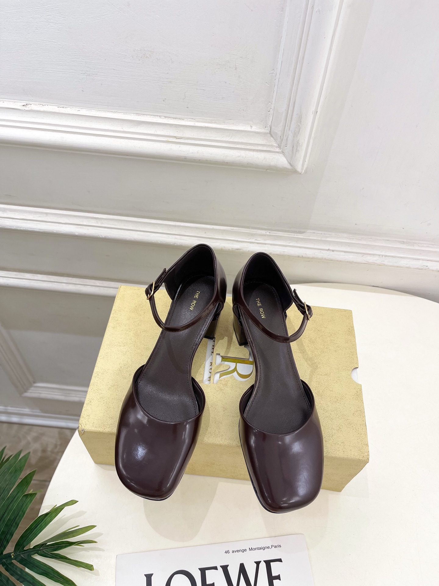 NO:706915,The row 2026 spring and summer new product TR simple retro thick heel hollow sandals ———————— TR is the most popular designer brand in the past two years, with simple design, clever details, fresh and refined!  If you don’t want to hit the streets with random styles, you can check out this brand. It’s relatively niche but is so easy to match. You can see this brand everywhere on Instagram and Xiaohongshu!  BS original version customized one to one!  Original specific open-edge beaded cowhide for the upper, imported mixed sheepskin lining for the outsole, original molded custom TPU non-slip outsole, heel height 5cm, size 35~39 (40. Customized, non-returnable), high-heeled sandals, sandals, high heels, cowhide, sheepskin19860909The row 2026春夏新品 TR简约复古粗跟中空凉鞋 ————————— TR作为这两年最受欢迎的设计师牌,设计简单、细节巧妙、清新脱俗！ 不想满大街撞款的可以看看这个品牌,比较小众却又是那么好搭配,ins、小红书随处可见这个品牌的身影 ！BS原版一比一定制！ 鞋面原版特定开边珠牛皮 内里进口混种羊皮 大底原版开模定制TPU防滑大底 跟高5cm 码数35~39(40.订做不退换）,高跟鞋凉鞋,sandals,high heels,cowhide,sheepskin,Women's Shoes