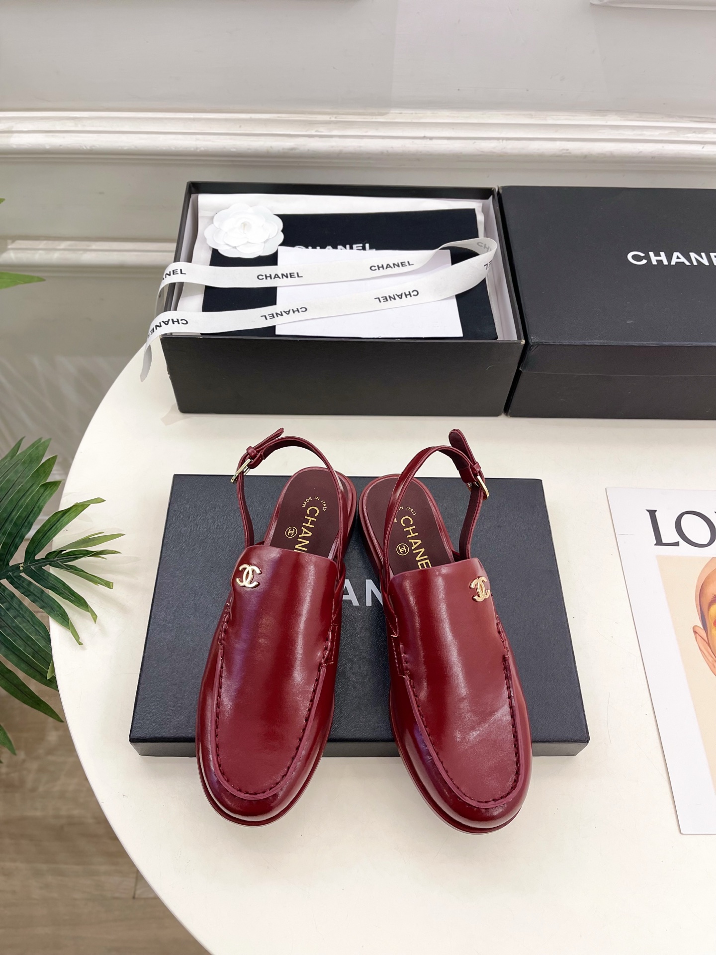 NO:711079,| Xiaoxiang 26 2026 spring and summer new products, classic catwalk models in the counter, Xiaoxiang double C British style Loaf sandals are new in the series. The absolute best in the BS fashion circle. The matching will interpret the meticulous, minimalist and classic elements that will never fade away. It will show a unique dressing style that is too beautiful to say. A must-have style in summer... ━━━━━ t ━━━━━  Highly customized upper with original open-edge beaded cowhide, lining with imported silk sheepskin, outsole with original Italian genuine leather, heel height 1.5cm, shoe size: 35-39 (40.41 customized, non-refundable), sandals, loafers, sandals, cowhide, sheepskin, Leather soles19860909| 小香 26 2026 春夏新品 专柜经典走秀款 小香双C英伦风乐福凉鞋 系列上新 BS时尚圈的绝绝子 搭配将演绎着细致 极简 永不褪去的经典元素 展现与众不同的穿搭风格美到无话可说 夏季必入款…… ━━━━━ t ━━━━━ 鞋面高定制原版开边珠牛皮 内里进口丝绸羊皮里 大底原版意大利真皮大底 跟高1.5cm 鞋码: 35-39（40.41定制不退换）,凉鞋,loafers,sandals,cowhide,sheepskin,Leather soles,Women's Shoes