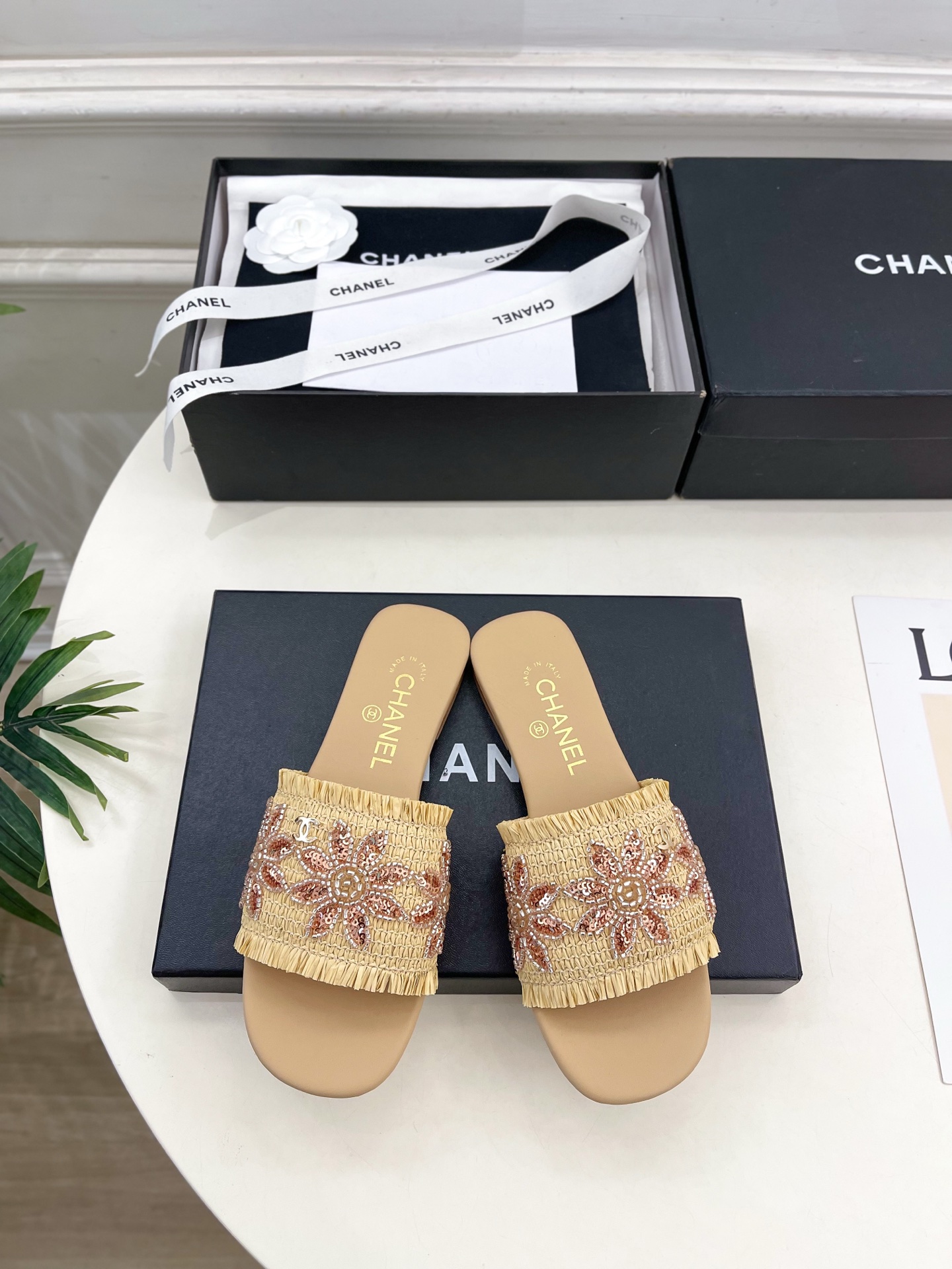 NO:711078,| Xiaoxiang 26 2026 spring and summer new products, classic catwalk models in the counter, Xiaoxiang double C woven beaded slippers are new in the series. The absolute best in the BS fashion circle. The matching will interpret the meticulous, minimalist and never-fading classic elements, showing a unique dressing style that is too beautiful to say. A must-have item for summer... ━━━━━ t ━━━━━  Original high-customized upper material, imported silk sheepskin lining, outsole, original Italian leather outsole, high flat heel, shoe size: 35-39 (40.41 customized, non-returnable), slippers, slippers, sheepskin, Leather soles19860909| 小香 26 2026 春夏新品 专柜经典走秀款 小香双C编织珠珠拖鞋 系列上新 BS时尚圈的绝绝子 搭配将演绎着细致 极简 永不褪去的经典元素 展现与众不同的穿搭风格美到无话可说 夏季必入款…… ━━━━━ t ━━━━━ 鞋面原版高定制材质 内里进口丝绸羊皮里 大底原版意大利真皮大底 跟高平底 鞋码: 35-39（40.41定制不退换）,拖鞋,slippers,sheepskin,Leather soles,Women's Shoes
