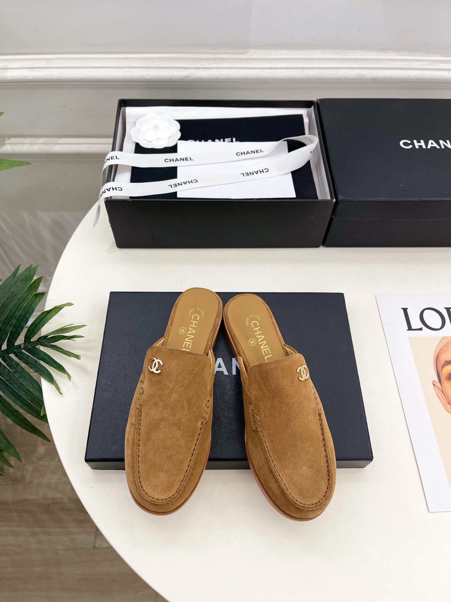 NO:711076,| Xiaoxiang 26 2026 spring and summer new products, classic catwalk models in the counter, Xiaoxiang Double C Loaf Half Slippers series is new, a must-have in the BS fashion circle. The matching will interpret the meticulous, minimalist and never-fading classic elements, showing a unique dressing style that is too beautiful to say. A must-have item for summer... ━━━━━ t ━━━━━  Highly customized upper with original cowhide, lining with imported silk sheepskin, outsole with original Italian leather outsole, heel height 1.5cm, shoe size: 35-39 (40.41 customized, non-refundable), semi-drags, loafers, slippers, sheepskin, Leather soles19860909| 小香 26 2026 春夏新品 专柜经典走秀款 小香双C 乐福半拖鞋 系列上新 BS时尚圈的绝绝子 搭配将演绎着细致 极简 永不褪去的经典元素 展现与众不同的穿搭风格美到无话可说 夏季必入款…… ━━━━━ t ━━━━━ 鞋面高定制原版牛猄 内里进口丝绸羊皮里 大底原版意大利真皮大底 跟高1.5cm 鞋码: 35-39（40.41定制不退换）,半拖,loafers,slippers,sheepskin,Leather soles,Women's Shoes