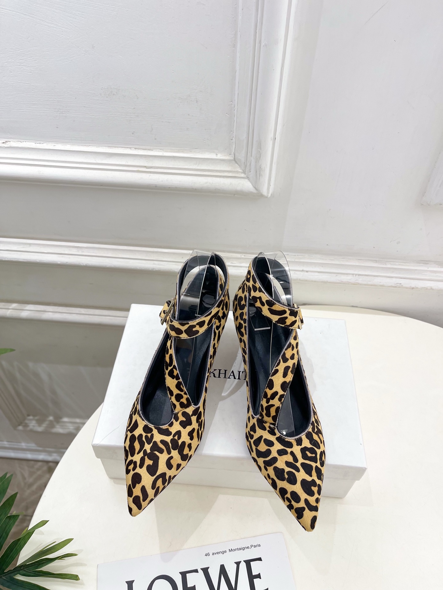 NO:711074,Khaite 2026 spring and summer new product pointed toe horse hair cat-heeled shoes ———————— As the most popular designer brand in the past two years, the design is simple, the details are clever, fresh and refined!  If you don’t want to hit the streets with random styles, you can check out this brand. It’s relatively niche but is so easy to match. You can see this brand everywhere on Instagram and Xiaohongshu!  BS original version customized one to one!  Original custom-made horsehair upper, imported hybrid sheepskin lining, original custom-made leather outsole, heel height 5cm, size 35~39 (40.41 custom-made, non-returnable), high heels, high heels, sheepskin, Leather soles19860909Khaite 2026春夏新品 尖头马毛猫跟单鞋 ————————— 作为这两年最受欢迎的设计师牌,设计简单、细节巧妙、清新脱俗！ 不想满大街撞款的可以看看这个品牌,比较小众却又是那么好搭配,ins、小红书随处可见这个品牌的身影 ！BS原版一比一定制！ 鞋面原版特定制马毛 内里进口混种羊皮 大底原版定制真皮大底 跟高5cm 码数35~39(40.41订做不退换）,高跟鞋单鞋,high heels,sheepskin,Leather soles,Women's Shoes