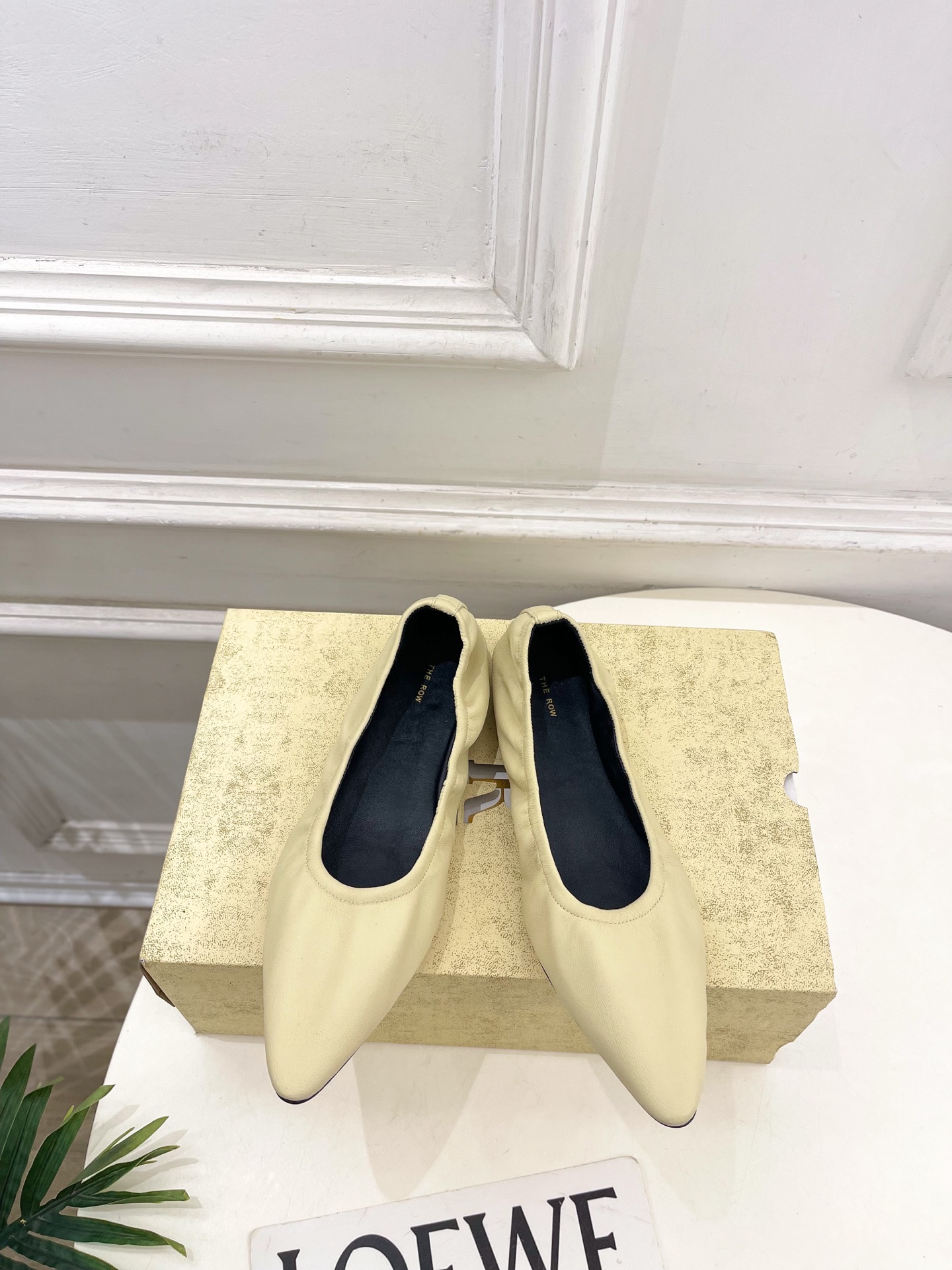 NO:711072,The row’s 2026 spring and summer new product, pointed toe flat granny ballet shoes ————————— As the most popular designer brand in the past two years, the design is simple, the details are clever, fresh and refined!  If you don’t want to hit the streets with random styles, you can check out this brand. It’s relatively niche but is so easy to match. You can see this brand everywhere on Instagram and Xiaohongshu!  BS original version customized one to one!  Original specific elastic leather upper, imported hybrid sheepskin lining, original imported genuine leather outsole, high flat heel, size 35~39 (40.41 custom-made, non-returnable), single shoes, sheepskin, Leather soles19860909The row 2026春夏新品 尖头平底奶奶鞋芭蕾鞋 ————————— 作为这两年最受欢迎的设计师牌,设计简单、细节巧妙、清新脱俗！ 不想满大街撞款的可以看看这个品牌,比较小众却又是那么好搭配,ins、小红书随处可见这个品牌的身影 ！BS原版一比一定制！ 鞋面原版特定弹力皮 内里进口混种羊皮 大底原版进口真皮大底 跟高平底 码数35~39(40.41订做不退换）,单鞋,sheepskin,Leather soles,Women's Shoes