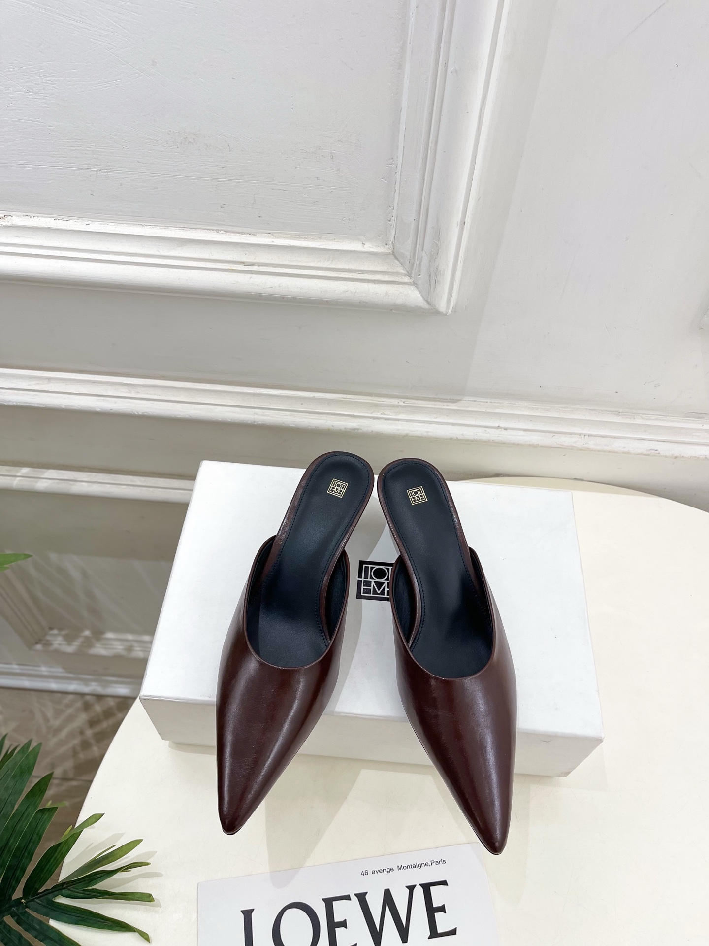 NO:711070,Toteme 2026 Spring and Summer New Product Retro Pointed Cat Heel Half Slippers ————————— As the most popular designer brand in the past two years, the design is simple, the details are clever, fresh and refined!  If you don’t want to hit the streets with random styles, you can check out this brand. It’s relatively niche but is so easy to match. You can see this brand everywhere on Instagram and Xiaohongshu!  BS original version customized one to one!  Original specific leather upper, imported lambskin lining, outsole, original leather outsole imported from Italy, heel height 5cm, size 35-39 (40.41 custom-made, non-returnable), half drag, slippers, sheepskin, Leather soles19860909Toteme 2026春夏新品 复古尖头猫跟半拖鞋 ————————— 作为这两年最受欢迎的设计师牌,设计简单、细节巧妙、清新脱俗！ 不想满大街撞款的可以看看这个品牌,比较小众却又是那么好搭配,ins、小红书随处可见这个品牌的身影 ！BS原版一比一定制！ 鞋面原版特定皮面 内里进口小羊皮 大底原版意大利进口真皮大底 跟高5cm 码数35-39(40.41订做不退换）,半拖,slippers,sheepskin,Leather soles,Women's Shoes