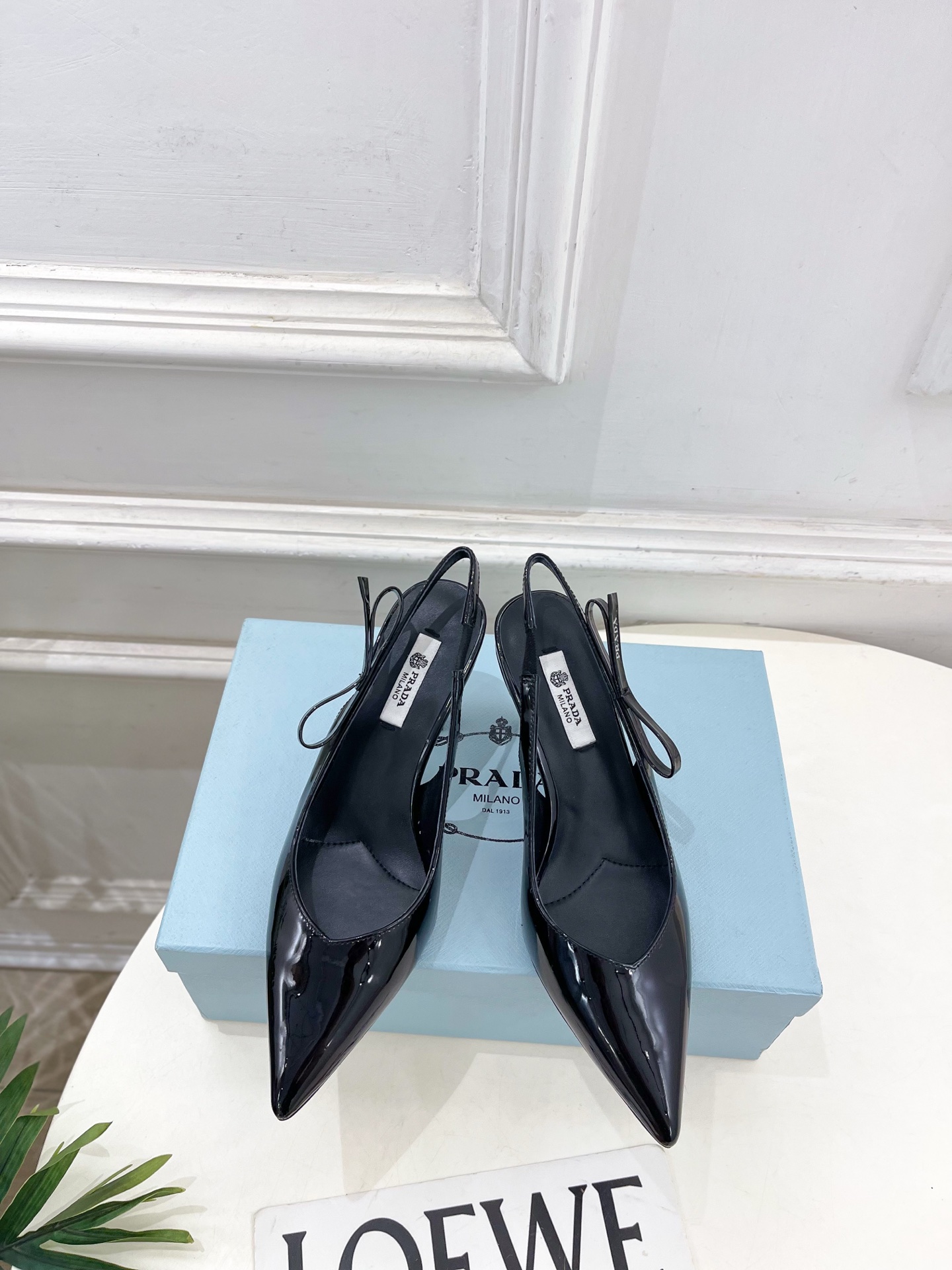 NO:711066,PRADA 26 2026 spring and summer new products, counter catwalk style, pointed toe high-heeled back sandals series, upper original high-customized cow patent leather, lining imported water-dyed sheepskin, outsole original Italian genuine leather outsole, heel height 7.5cm, shoe size: 35-39 (40.41. Customized, non-refundable), sandals, prada, prada, sandals, sheepskin, Leather soles19860909PRADA 普拉达 26 2026春夏新品 专柜走秀款 尖头高跟后空凉鞋系列 鞋面原版高定制牛漆皮 内里进口水染羊皮  大底原版意大利真皮大底 跟高7.5cm 鞋码:35-39（40.41.定做不退换）,凉鞋,prada,prada,sandals,sheepskin,Leather soles,Women's Shoes