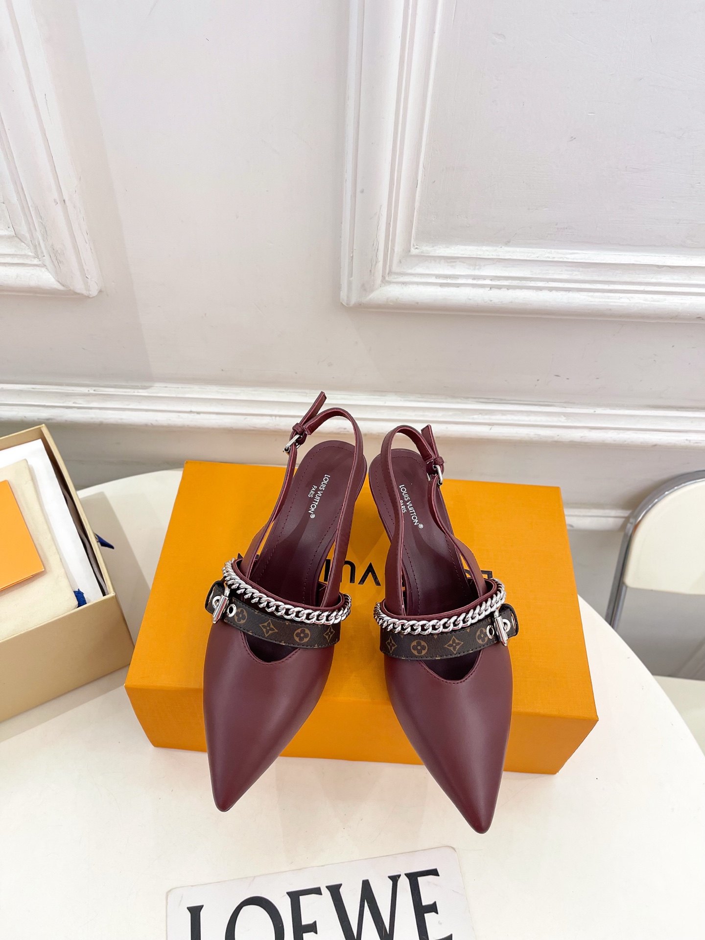 NO:711077,LV | Louis Vuitton 26 2026 spring and summer new products top version, the counter features the latest LV VIBE pointed chain slingback high heels, new hard goods, BS purchasing level!  Full of high-end feel!  A popular model among bloggers at home and abroad, it is retro, fashionable and looks great on your feet!  Official website main recommendation★ ━━━━━t ━━━━━ Upper original specific calfskin lining: imported water-dyed sheepskin lining outsole original Italian leather outsole heel height 1cm/5.5cm shoe size: 35-39 (40.41.42 customization is not returnable), sandals, louis vuitton, louis  vuitton,sandals,high heels,cowhide,sheepskin,Leather soles19860909LV | 路易威登 26 2026春夏新品顶级版本 专柜主打最新款 LV VIBE 尖头链条露跟高跟鞋 硬货上新 BS代购级别！高级感十足！国内外博主刷爆的一款,复古又时髦上脚美炸了！官网主推款★ ━━━━━ t ━━━━━ 鞋面原版特定小牛皮  内里: 进口水染羊皮里 大底原版意大利真皮大底 跟高1cm/5.5cm 鞋码: 35-39（40.41.42定制不退换）,凉鞋,louis vuitton,louis vuitton,sandals,high heels,cowhide,sheepskin,Leather soles,Women's Shoes