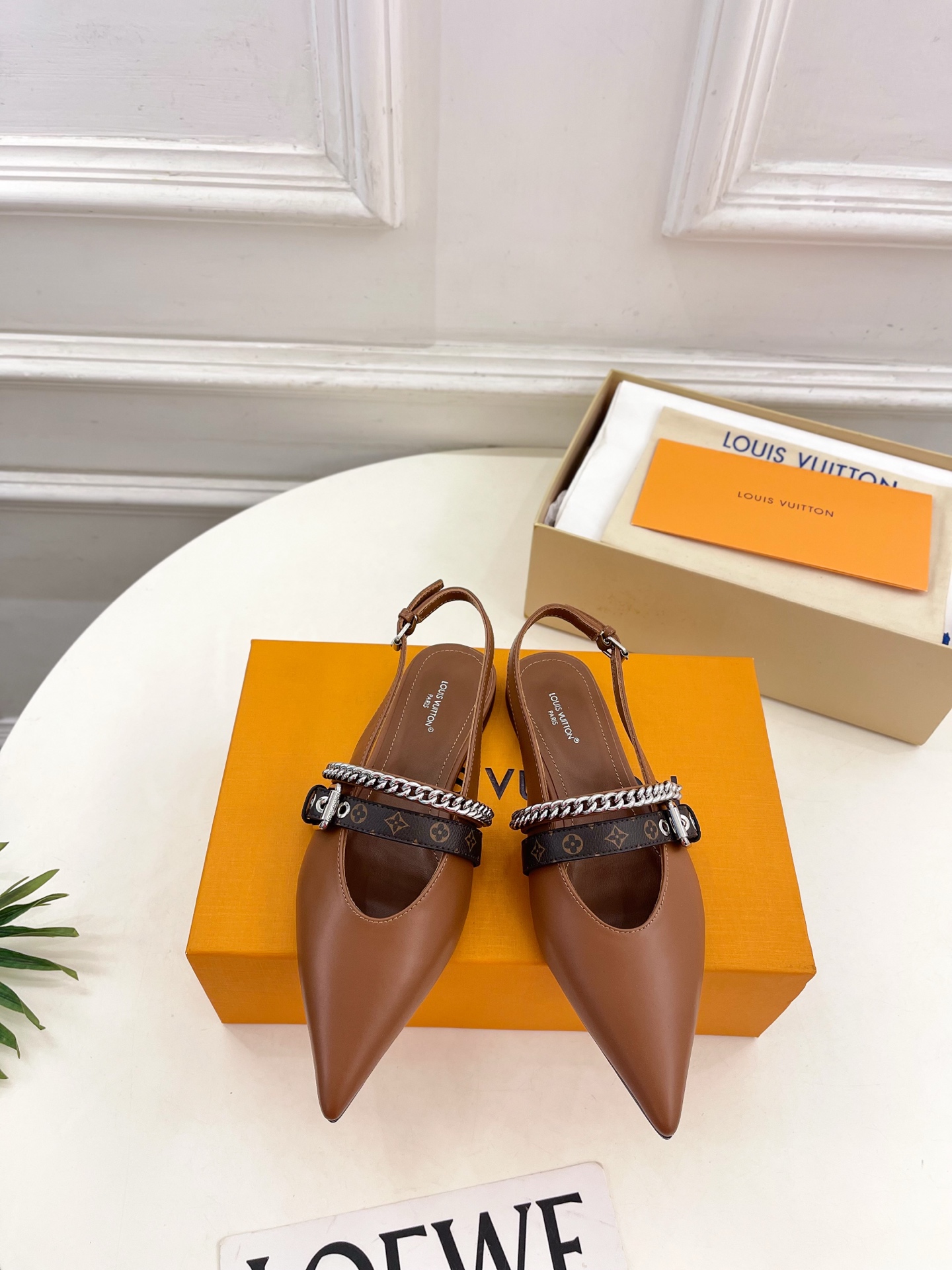 NO:711069,LV | Louis Vuitton 26 2026 spring and summer new products top version, the counter features the latest LV VIBE pointed chain slingback ballet, new hard goods, BS purchasing level!  Full of high-end feel!  A popular model among bloggers at home and abroad, it is retro, fashionable and looks great on your feet!  Official website main recommendation★ ━━━━━t ━━━━━ Upper original specific calfskin lining: imported water-dyed sheepskin lining outsole original Italian leather outsole heel height 1cm/5.5cm shoe size: 35-39 (40.41.42 customization is not returnable), sandals, louis vuitton, louis  vuitton,sandals,cowhide,sheepskin,leather soles19860909LV | 路易威登 26 2026春夏新品顶级版本 专柜主打最新款 LV VIBE 尖头链条露跟芭蕾 硬货上新 BS代购级别！高级感十足！国内外博主刷爆的一款,复古又时髦上脚美炸了！官网主推款★ ━━━━━ t ━━━━━ 鞋面原版特定小牛皮  内里: 进口水染羊皮里 大底原版意大利真皮大底 跟高1cm/5.5cm 鞋码: 35-39（40.41.42定制不退换）,凉鞋,louis vuitton,louis vuitton,sandals,cowhide,sheepskin,Leather soles,Women's Shoes