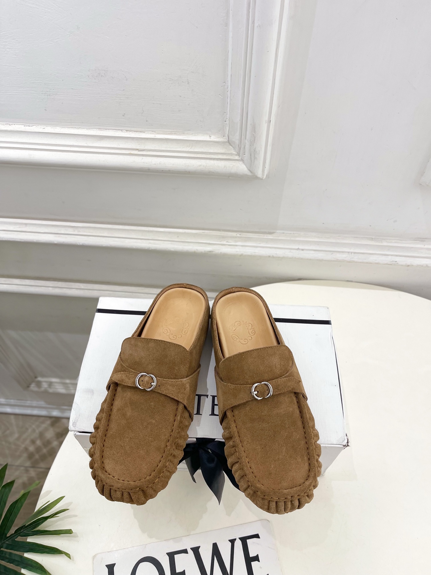 NO:711067,Cotemp 2056 spring and summer new product retro pleated toe Birkenstock half slippers ———————— As the most popular designer brand in the past two years, the design is simple, the details are clever, fresh and refined!  If you don’t want to hit the streets with random styles, you can check out this brand. It’s relatively niche but is so easy to match. You can see this brand everywhere on Instagram and Xiaohongshu!  BS original version customized one to one!  Original custom-made leather upper, imported lambskin lining, original molded outsole, custom-made non-slip outsole, high flat heel, size 35~39 (40.41 custom-made, non-returnable), half drag, slippers, sheepskin19860909Cotemp 2056春夏新品 复古褶皱包头勃肯半拖鞋 ————————— 作为这两年最受欢迎的设计师牌,设计简单、细节巧妙、清新脱俗！ 不想满大街撞款的可以看看这个品牌,比较小众却又是那么好搭配,ins、小红书随处可见这个品牌的身影 ！BS原版一比一定制！ 鞋面原版特定制皮面 内里进口小羊皮 大底原版开模定制防滑大底 跟高平底 码数35~39(40.41订做不退换）,半拖,slippers,sheepskin,Women's Shoes