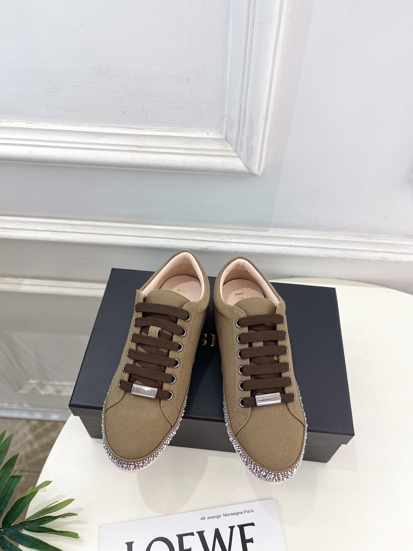 NO:711065,LE SILLA 26 2026 spring and summer new products, the latest show model, rhinestone canvas lace-up casual shoes ————————— LeSilla, as the most popular designer brand in the past two years, has simple design, clever details, fresh and refined!  If you don’t want to hit the streets with random styles, you can check out this brand. It’s relatively niche but is so easy to match. You can see this brand everywhere on Instagram and Xiaohongshu!  BS original version customized one to one!  Original custom-made canvas for the upper, original sheepskin lining for the outsole, original custom molded anti-slip outsole, sole thickness 2.5cm, size 35-39 (40.41 custom-made, non-refundable), casual shoes/sports shoes, sneakers, sheepskin19860909LE SILLA 莱斯娜 26 2026春夏新品 最新秀场款 水钻帆布系带增高休闲鞋 ————————— LeSilla作为这两年最受欢迎的设计师牌,设计简单、细节巧妙、清新脱俗！ 不想满大街撞款的可以看看这个品牌,比较小众却又是那么好搭配,ins、小红书随处可见这个品牌的身影 ！BS原版一比一定制 ！ 鞋面原版特定制帆布  内里原版羊皮里 大底原版定制开模防滑大底 底厚2.5cm 码数35-39（40.41订做不退换）,休闲鞋/运动鞋,sneakers,sheepskin,Women's Shoes