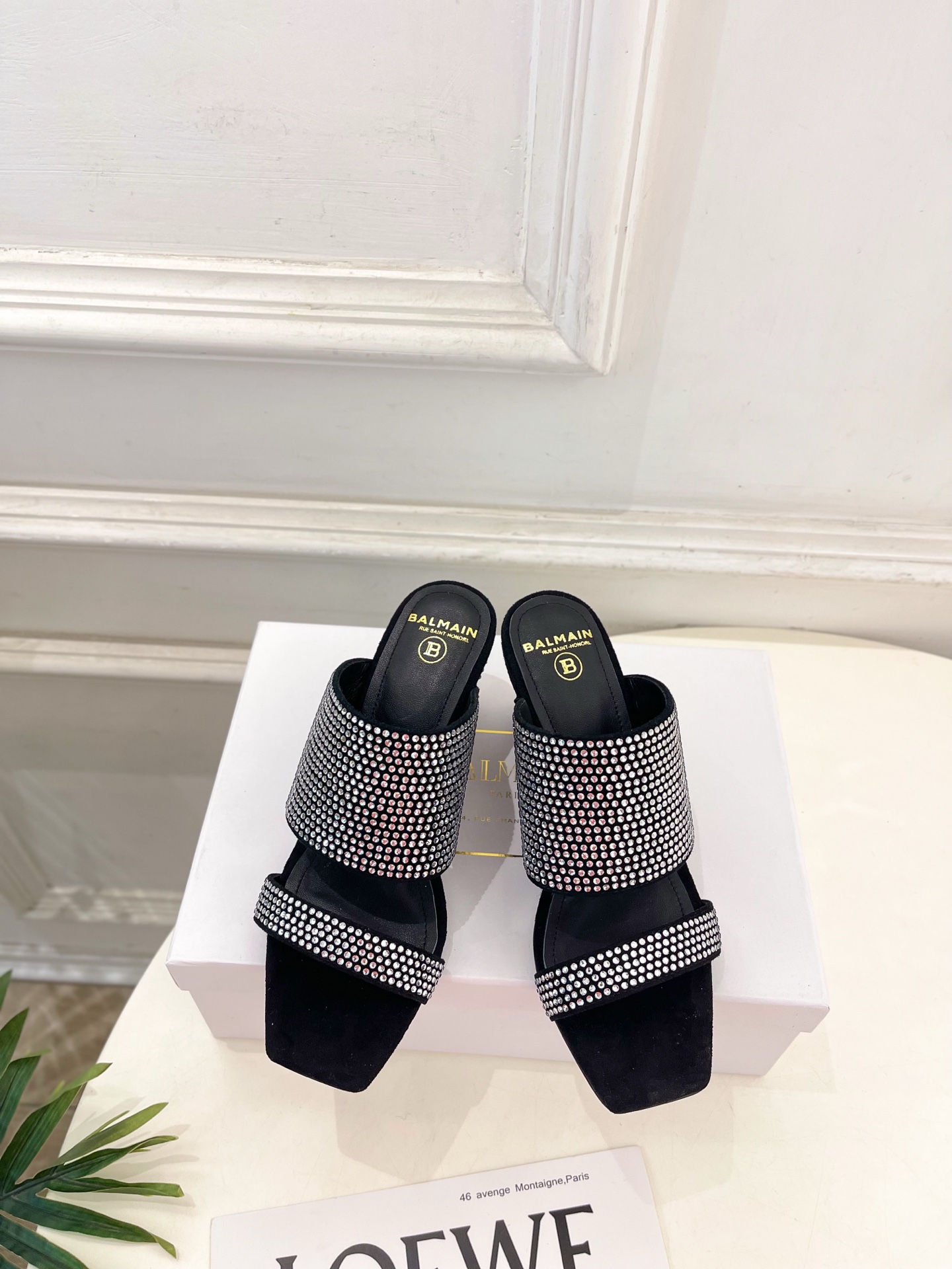 NO:711061,Balmain's 2026 spring and summer new product, classic rhinestone wedge slippers—————— Top luxury brand, low-key luxury, the design is consistent with solid colors, simple, clever details, fresh and refined!  If you don’t want to hit the streets, you can check out this brand, Instagram, and Xiaohongshu. You can see this brand everywhere!  BS original one-to-one customization, original specific sheepskin hot diamond on the upper, original imported sheepskin lining, original imported leather outsole, heel height 7.5cm, size 35-39 (40.41 customized, non-returnable), slippers and sandals, balmain, balmain, sandals, slippers, sheepskin, sheep, Leather soles19860909Balmain巴尔曼 代购级别2026春夏新品 经典水钻坡跟拖鞋————————— 顶级奢侈品牌 低调奢华 设计都是一贯纯色系 简单、细节巧妙、清新脱俗！ 不想满大街撞款的可以看看这个品牌、ins、小红书随处可见这个品牌的身影 ！BS原版一比一定制 鞋面原版特定羊猄烫钻 内里原版进口羊皮   大底原版进口真皮大底  跟高7.5cm 码数35-39(40.41定制不退换）,拖鞋凉鞋,balmain,balmain,sandals,slippers,sheepskin,sheep,Leather soles,Women's Shoes