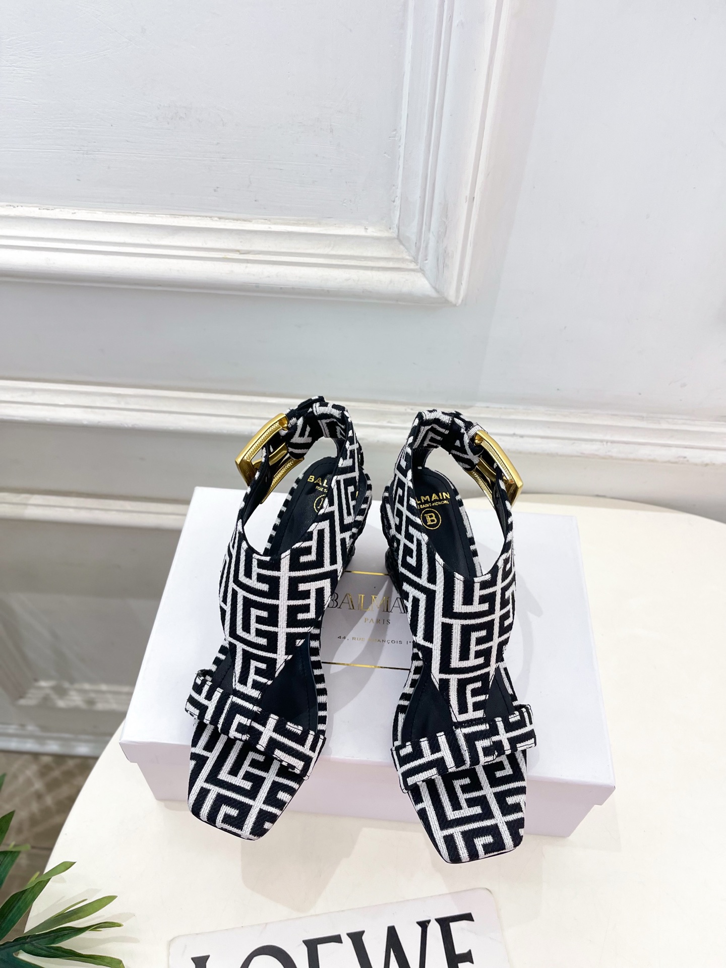 NO:711063,Balmain Balmain's 2026 spring and summer new product, classic belt buckle hemp rope wedge sandals—————————— Top luxury brand, low-key luxury, the design is consistent with solid colors, simple, clever details, fresh and refined!  If you don’t want to hit the streets, you can check out this brand, Instagram, and Xiaohongshu. You can see this brand everywhere!  BS original one-to-one customization, original specific leather upper/customized fabric, original imported sheepskin lining, original imported leather outsole, heel height 7.5cm, size 35-39 (40.41 customized, non-returnable), slippers and sandals, balmain, balmain, sandals, slippers, sheepskin, Leather soles19860909Balmain巴尔曼 代购级别2026春夏新品 经典皮带扣麻绳坡跟凉鞋————————— 顶级奢侈品牌 低调奢华 设计都是一贯纯色系 简单、细节巧妙、清新脱俗！ 不想满大街撞款的可以看看这个品牌、ins、小红书随处可见这个品牌的身影 ！BS原版一比一定制 鞋面原版特定皮面/定制布料 内里原版进口羊皮   大底原版进口真皮大底  跟高7.5cm 码数35-39(40.41定制不退换）,拖鞋凉鞋,balmain,balmain,sandals,slippers,sheepskin,Leather soles,Women's Shoes