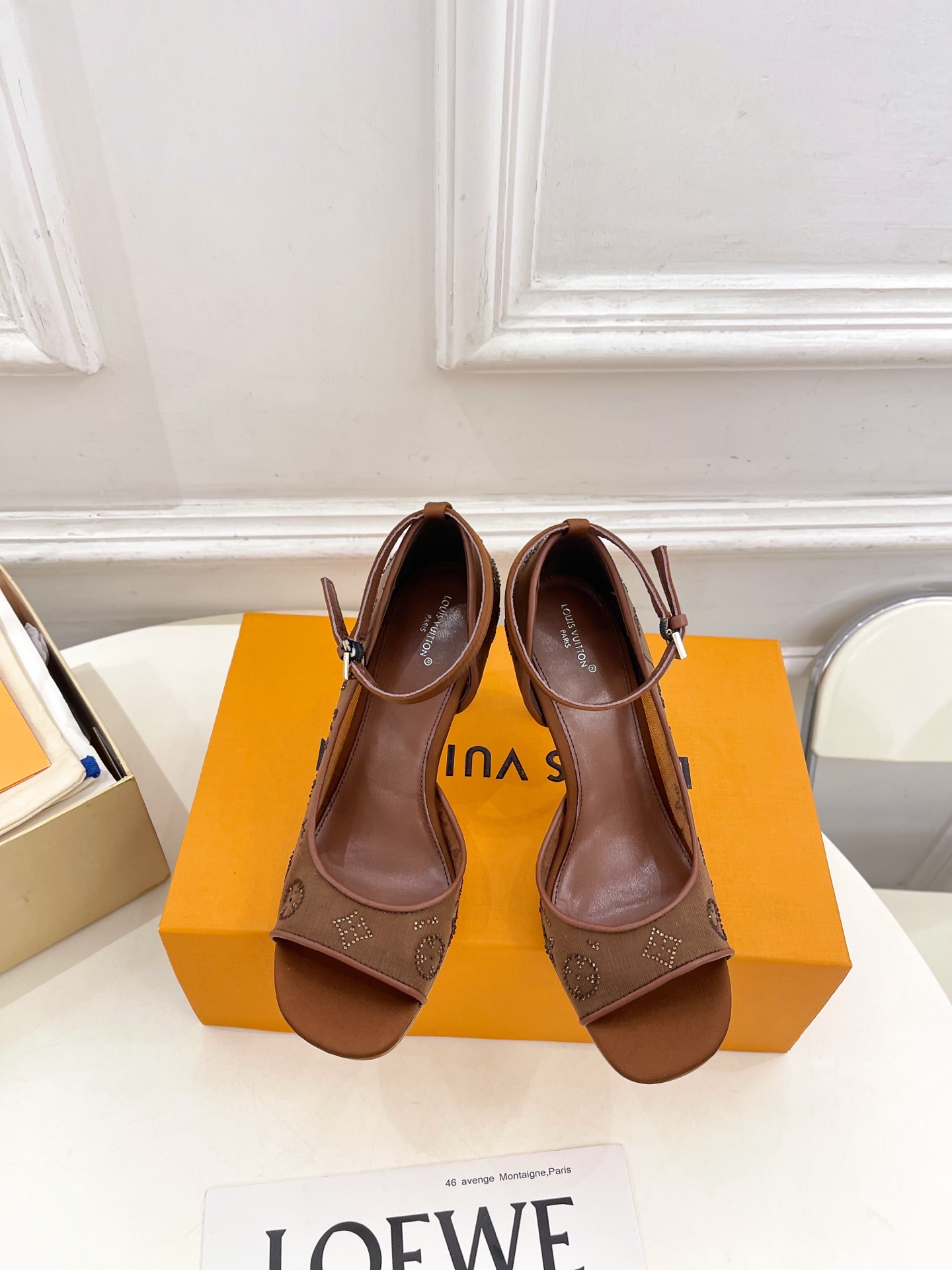 NO:722701,LV | Louis Vuitton 26 2026 spring and summer new products, top version, the counter features the latest GALA mesh rhinestone inner hollow high-heeled sandals, new series of hard goods, BS purchasing level!  Full of high-end feel!  A popular model among bloggers at home and abroad, it is retro, fashionable and looks great on your feet!  Official website main recommendation★ ━━━━━ t ━━━━━ Original specific mesh rhinestones on the upper, imported sheepskin lining, original Italian leather outsole, heel height 8.5cm, shoe size 35-39 (customized at 40.41), high-heeled sandals, louis vuitton, louis vuitton, sandals, high  heels,sheepskin,leather soles19860909LV | 路易威登 26 2026 春夏新品 顶级版本 专柜主打最新款 GALA网纱水钻内空高跟凉鞋 系列硬货上新 BS代购级别！高级感十足！国内外博主刷爆的一款,复古又时髦上脚美炸了！官网主推款★ ━━━━━ t ━━━━━ 鞋面原版特定网纱水钻 内里进口羊皮里 大底原版意大利真皮大底  跟高8.5cm 鞋码35-39（40.41定制）,高跟鞋凉鞋,louis vuitton,louis vuitton,sandals,high heels,sheepskin,Leather soles,Women's Shoes