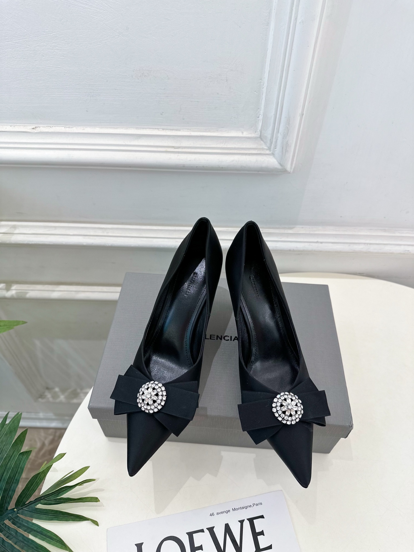 NO:722691,Balenciaga | Balenciaga 26 2026 Spring and Summer New Products Pointed toe rhinestone buckle bow high-heeled shoes BS is super popular. It is popular among celebrities and Internet celebrities. It is full of relaxation, elegant, high-end and cute. The calfskin combination and classic double logo are full of retro feeling. It is the most versatile high-heeled shoes that girls must buy this year. The material is original specific cowhide/silk. The lining is imported sheepskin. The sole is original Italian leather outsole.  Heel height 8.5cm Size: 35-39 (34.40.41 can be customized), single shoes, balenciaga, balenciaga, high heels, cowhide, sheepskin, real silk, Leather soles19860909Balenciaga | 巴黎世家 26  2026春夏新品 尖头水钻扣蝴蝶结高跟单鞋 BS超火爆 众明星网红潮人大秀款 松驰感满满 秀气高级又可爱 小牛皮配搭和经典双logo满满的复古感又是最最最百搭的 今年女孩必入的一款高跟鞋 面料原版特定牛皮/真丝 内里进口羊皮里 鞋底原版意大利真皮大底 跟高8.5cm 码数:35-39（34.40.41可定制）,单鞋,balenciaga,balenciaga,high heels,cowhide,sheepskin,real silk,Leather soles,Women's Shoes