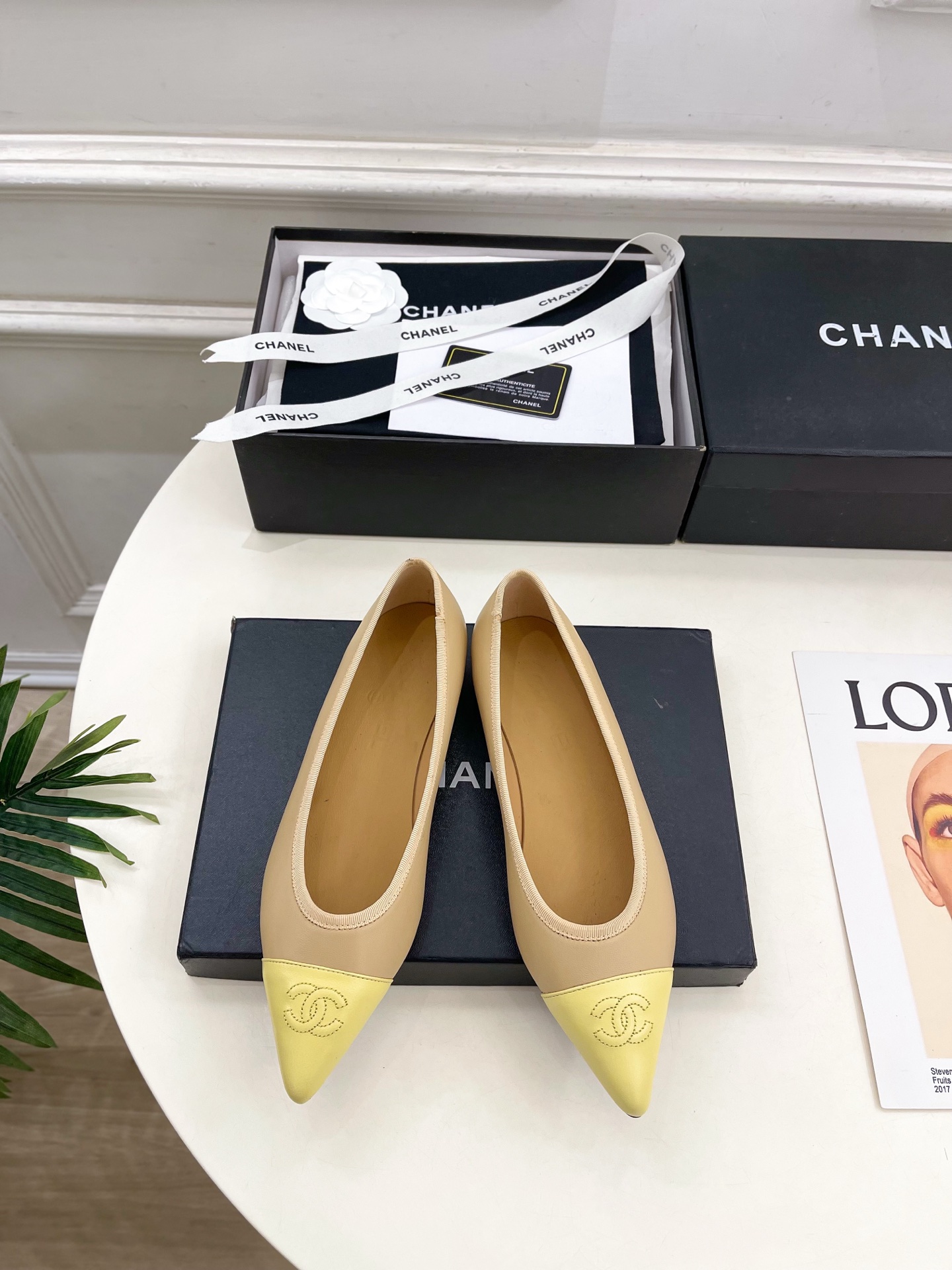 NO:722686,| Xiaoxiang 26 2026 spring and summer new products, classic catwalk models in the counter, Xiaoxiang double C color-blocked pointed toe flat shoes are new in the series. The absolute best in the BS fashion circle. The matching will interpret the meticulous, minimalist and classic elements that will never fade away. It will show a unique dressing style that is too beautiful to say. A must-have style in summer... ━━━━━ t ━━━━━  Highly customized original lambskin upper, imported silk sheepskin lining, outsole, original Italian leather outsole, high flat heel, shoe size: 35-39 (40.41 customized, non-returnable), single shoes, sheepskin, Leather soles19860909| 小香 26 2026 春夏新品 专柜经典走秀款 小香双C拼色尖头平底单鞋 系列上新 BS时尚圈的绝绝子 搭配将演绎着细致 极简 永不褪去的经典元素 展现与众不同的穿搭风格美到无话可说 夏季必入款…… ━━━━━ t ━━━━━ 鞋面高定制原版小羊皮 内里进口丝绸羊皮里 大底原版意大利真皮大底 跟高平底 鞋码: 35-39（40.41定制不退换）,单鞋,sheepskin,Leather soles,Women's Shoes