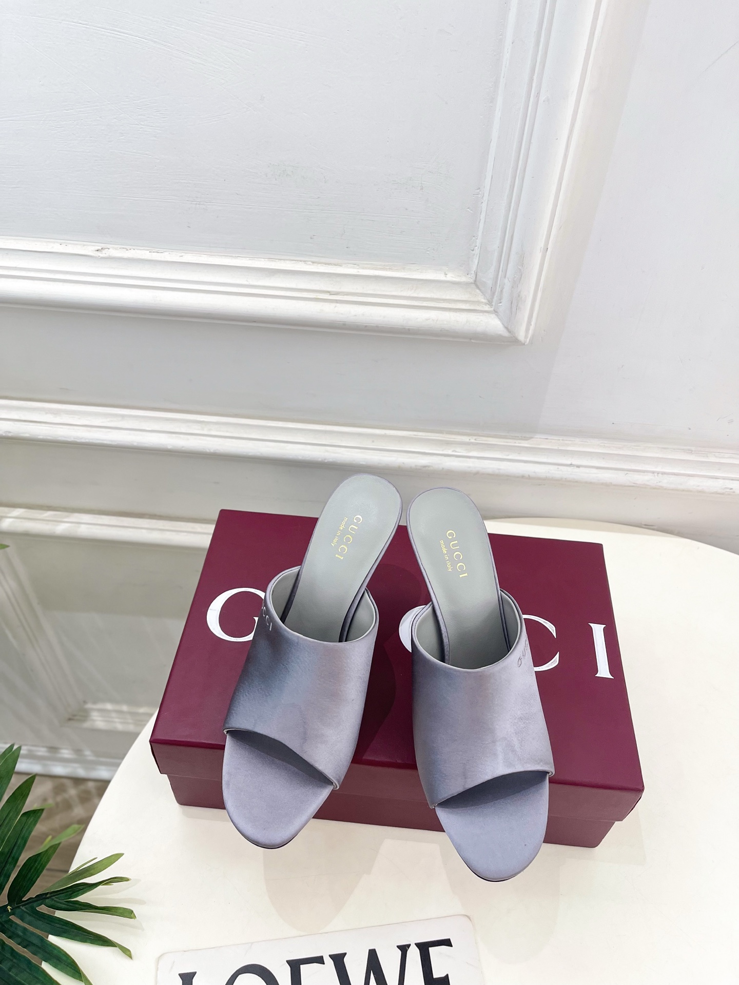 NO:722681,Gucci | Gucci 26 G’s main series is finally released, and the products are worth looking forward to!  Original classic, create new design, BS2026 spring and summer new product, embroidered GUCCI fish mouth high-heeled sandals, purchasing agent level!  Full of high-end feel!  A favorite among bloggers at home and abroad, it is retro and fashionable, easy to wear and looks great on your feet!  Official website mainly recommends, new colors are constantly updated ━━━━━t ━━━━━ Upper original high-custom silk satin Lining: imported sheepskin lining Original Italian leather outsole Heel height 9cm Shoe size: 35-39 (40.41. can be customized), high heels and slippers, gucci, gucci, gucci, high  heels,slippers,sheepskin,real silk,silk fabric,Leather soles19860909Gucci | 古驰 26 G家 主打系列终于面世,狠货值得期待！原有的经典 创造新设计 BS2026春夏新品 刺绣GUCCI鱼嘴高跟凉拖鞋 代购级别！高级感十足！国内外博主刷爆的一款,复古又时髦 穿搭简便 上脚美炸了！官网主推,新色持续更新 ━━━━━ t ━━━━━ 鞋面原版高定制真丝绸缎  内里: 进口羊皮里 大底原版意大利真皮大底 跟高9cm 鞋码: 35-39（40.41.可定制）,高跟鞋拖鞋,gucci,gucci,gucci,high heels,slippers,sheepskin,real silk,silk fabric,Leather soles,Women's Shoes