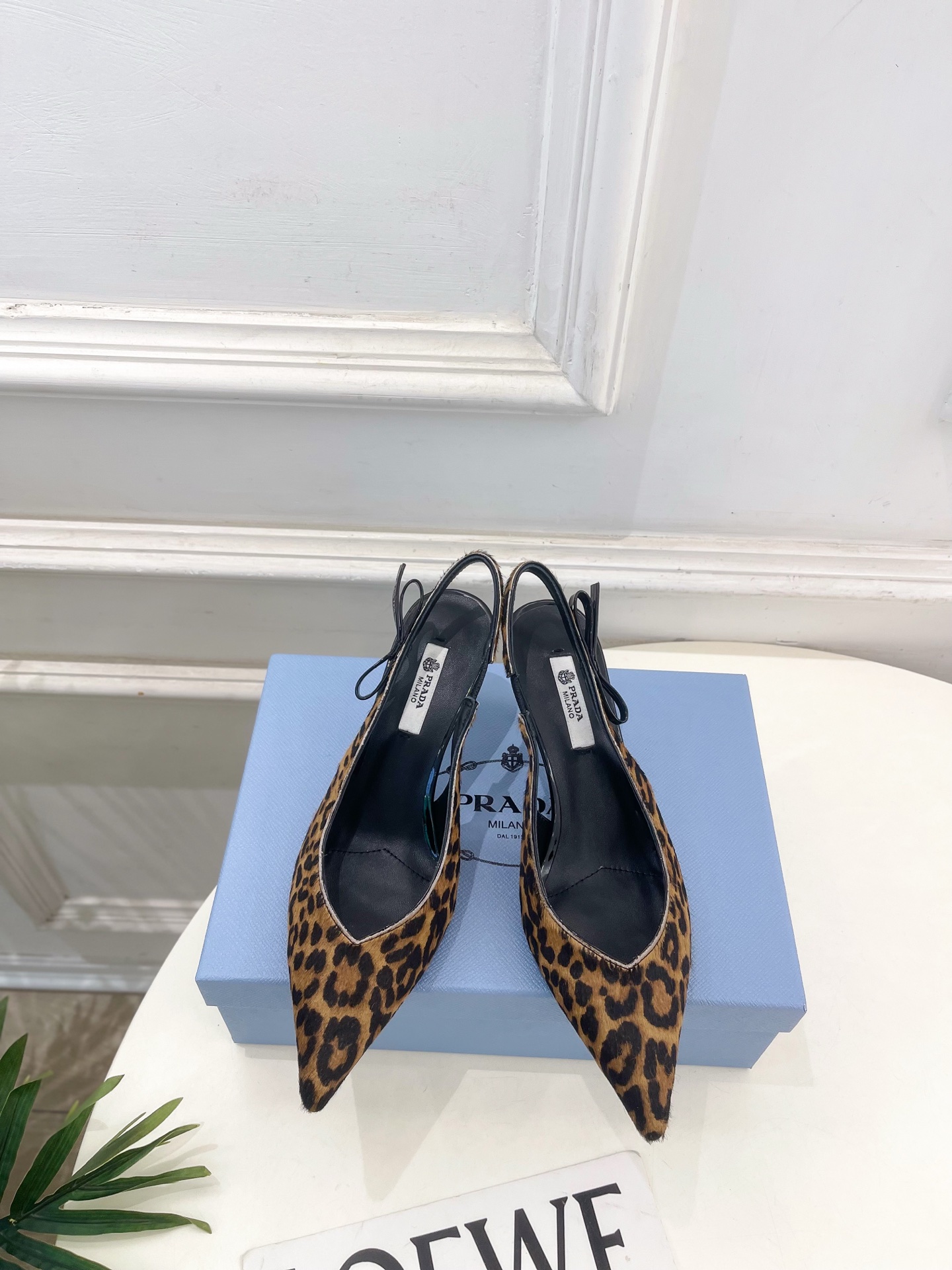 NO:722714,PRADA 26 2026 spring and summer new products, counter catwalk models, pointed toe back hollow high-heeled sandals series, original high-custom cow patent leather/sheepskin/horse hair upper, imported water-dyed sheepskin lining, original Italian genuine leather outsole, 7.5cm heel height, shoe size: 35-39 (40.41. Customized, non-returnable) (original airplane box 10), high-heeled sandals, prada, prada, sandals, high  heels,sheepskin,leather soles19860909PRADA 普拉达 26 2026春夏新品 专柜走秀款 尖头后空高跟凉鞋系列 鞋面原版高定制牛漆皮/羊皮/马毛 内里进口水染羊皮  大底原版意大利真皮大底 跟高7.5cm 鞋码:35-39（40.41.定做不退换）（原版飞机盒10）,高跟鞋凉鞋,prada,prada,sandals,high heels,sheepskin,Leather soles,Women's Shoes