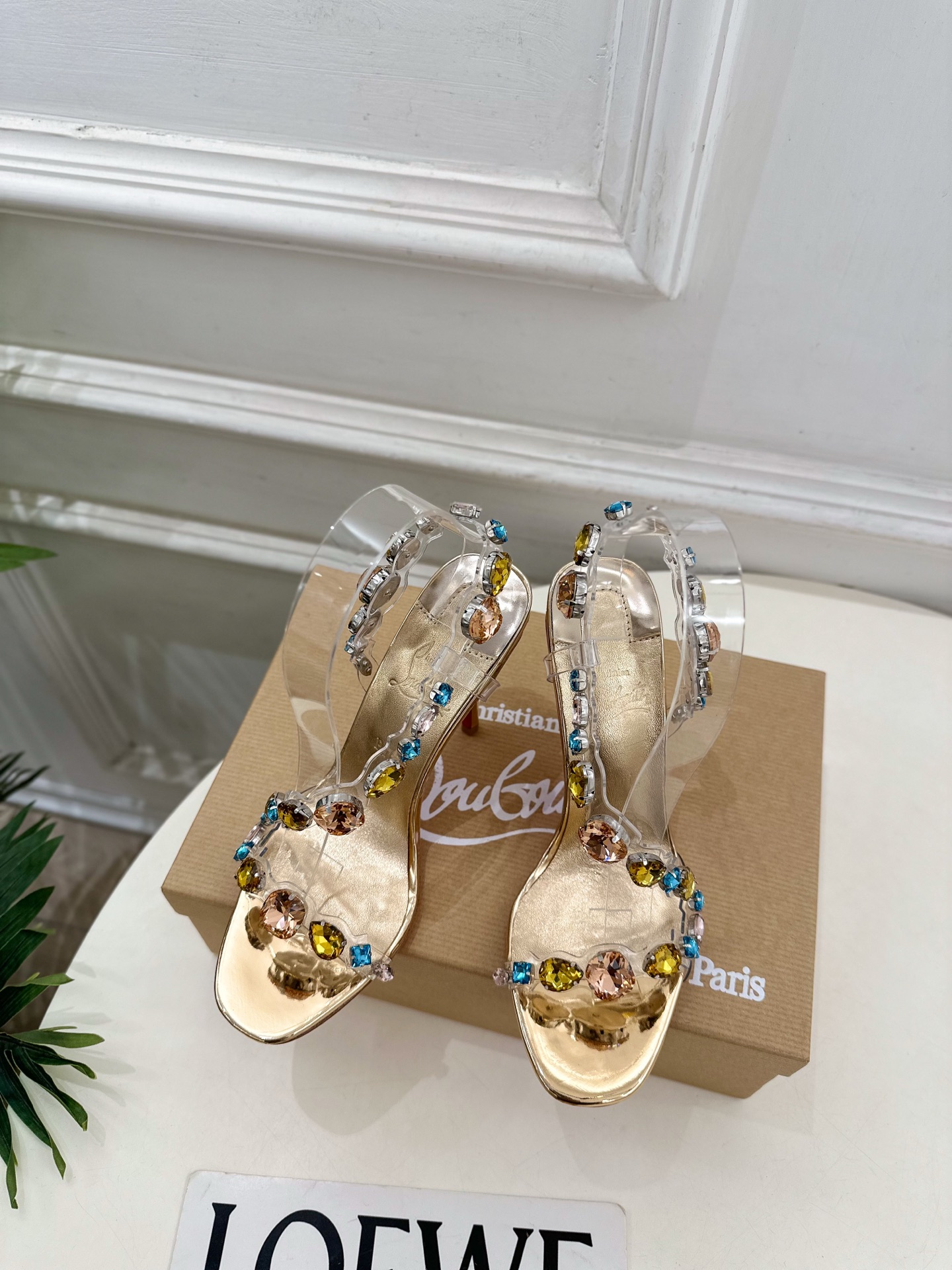 NO:722709,Christian Louboutin Road Platinum CL red-soled shoes 26ss latest JUST JEWEL transparent high-heeled sandals with colored crystal diamonds, charming and gorgeous top-grade hard goods. Same style as BS stars, platform anchors and Internet celebrity bloggers love to perform, fashionable and elegant temperament, full of sexy and enchanting femininity. Fairy and elegant ~ classic, noble and elegant fabric original custom PVC transparent rubber gemstone imported sheepskin lining outsole original genuine leather outsole heel height 10cm  Size 35-39 (40.41. Can be customized), high heels sandals, christian louboutin, sandals, high heels, sheepskin, Leather soles19860909Christian Louboutin路铂廷CL 红底鞋 26ss最新JUST JEWEL透明带彩色水晶钻高跟凉鞋、魅惑华丽的顶级硬货上 BS明星同款,平台主播、网红博主倾情演绎,时尚优雅气质 尽显性感妖娆女人味.仙气逼人～经典高贵优雅 面料原版定PVC透明胶宝石 内里进口羊皮内里 大底原版真皮大底 跟高10cm 码数35-39（40.41.可定做）,高跟鞋凉鞋,christian louboutin,sandals,high heels,sheepskin,Leather soles,Women's Shoes