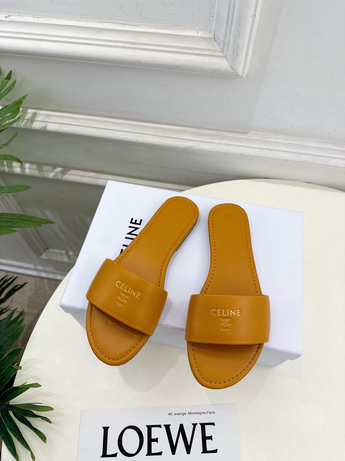 NO:722704,CELINE | Celine 26 2026 spring and summer new hot style Arc de Triomphe letter strap flat slippers new series!  Celine this season of BS is really cool and unique. You must buy a pair of celing slippers this year. They are retro-style classics. They are super versatile, simple and elegant. They can be matched with skirts and trousers. They have a perfect look and show off its brand atmosphere. ━━━━━━t ━━━━━ The upper is made of original high-customized lambskin and the lining is imported goatskin.  Outsole Original imported genuine leather outsole Shoe size: 35-39 (40.41 customization is not returnable), slippers, celine, celine, slippers, skirts, sheepskin, Leather soles19860909CELINE | 赛琳 26 2026春夏新品爆款 凯旋门字母一字带平底拖鞋 系列上新！ BS这一季的赛琳真的是开了挂、太有特色了  今年必须要入手一双celing 拖鞋 ,复古风经典款 超级百搭 简单大气 无论裙装裤装都能随意搭配 妥妥的颜霸 无不彰显它的品牌气息. ━━━━━ t ━━━━━ 鞋面原版高定制小羊皮 内里进口山羊皮里 大底原版进口真皮大底 鞋码: 35-39（40.41定制不退换）,拖鞋,celine,celine,slippers,skirts,sheepskin,Leather soles,Women's Shoes
