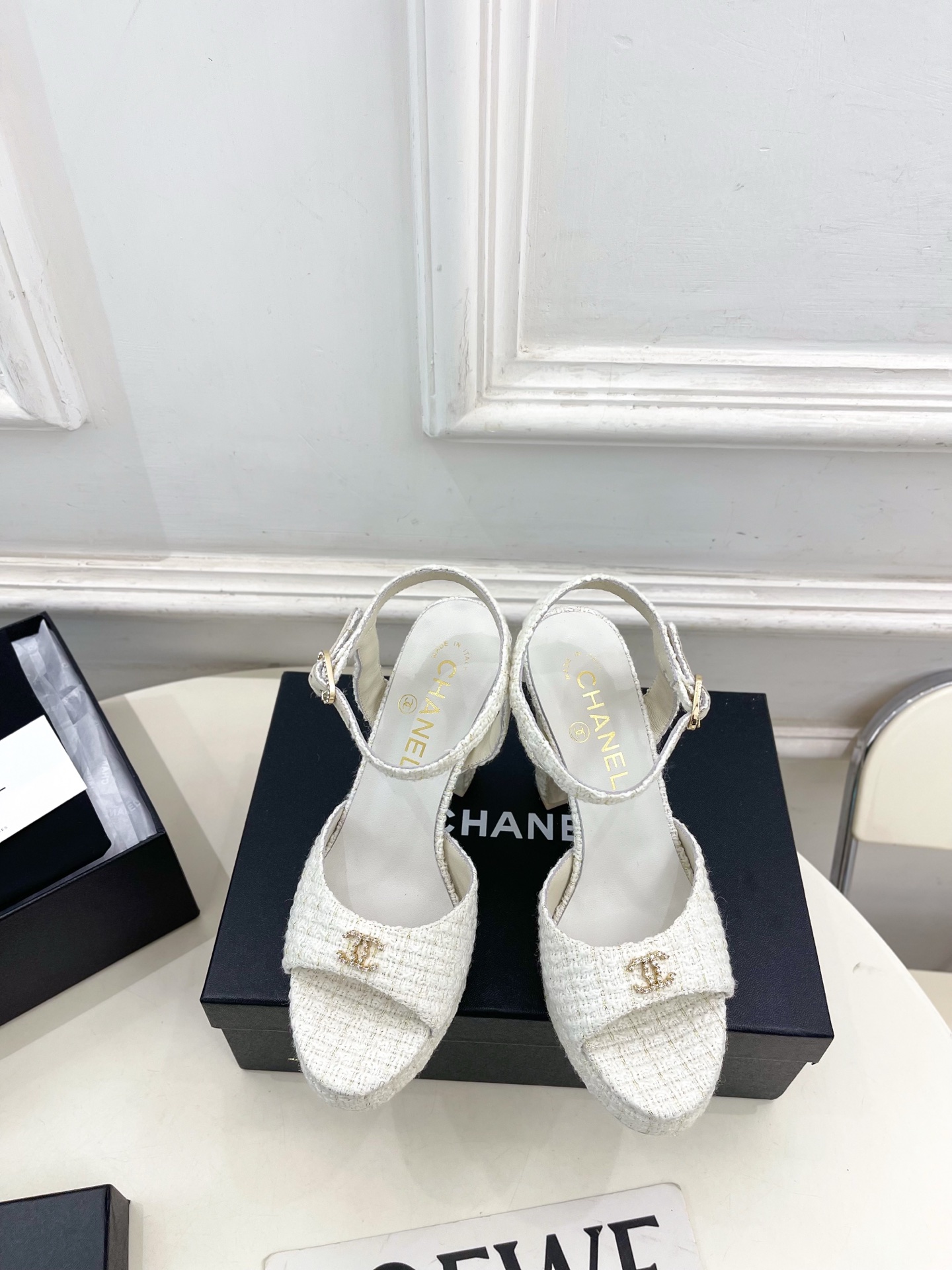 NO:722694,| Xiaoxiang 26 2026 spring and summer new products, classic catwalk models in the counter, Xiaoxiang double C high-heeled platform sandals are new in the series. The absolute best in the BS fashion circle. The matching will interpret the meticulous, minimalist and never-fading classic elements, showing a unique dressing style that is too beautiful to say. A must-have item for summer... ━━━━━ t ━━━━━  Highly customized upper, original lambskin/cloth/sheep leather lining, imported silk sheepskin lining, outsole, original Italian leather outsole, heel height 11cm/front platform 2.5cm, shoe size: 35-39 (40.41 customized, non-refundable), high heels, sandals, high heels, sheepskin, sheep, Leather soles19860909| 小香 26 2026 春夏新品 专柜经典走秀款 小香双C高跟防水台凉鞋 系列上新 BS时尚圈的绝绝子 搭配将演绎着细致 极简 永不褪去的经典元素 展现与众不同的穿搭风格美到无话可说 夏季必入款…… ━━━━━ t ━━━━━ 鞋面高定制原版小羊皮/布面/羊京皮 内里进口丝绸羊皮里 大底原版意大利真皮大底 跟高11cm/前水台2.5cm 鞋码: 35-39（40.41定制不退换）,高跟鞋凉鞋,sandals,high heels,sheepskin,sheep,Leather soles,Women's Shoes