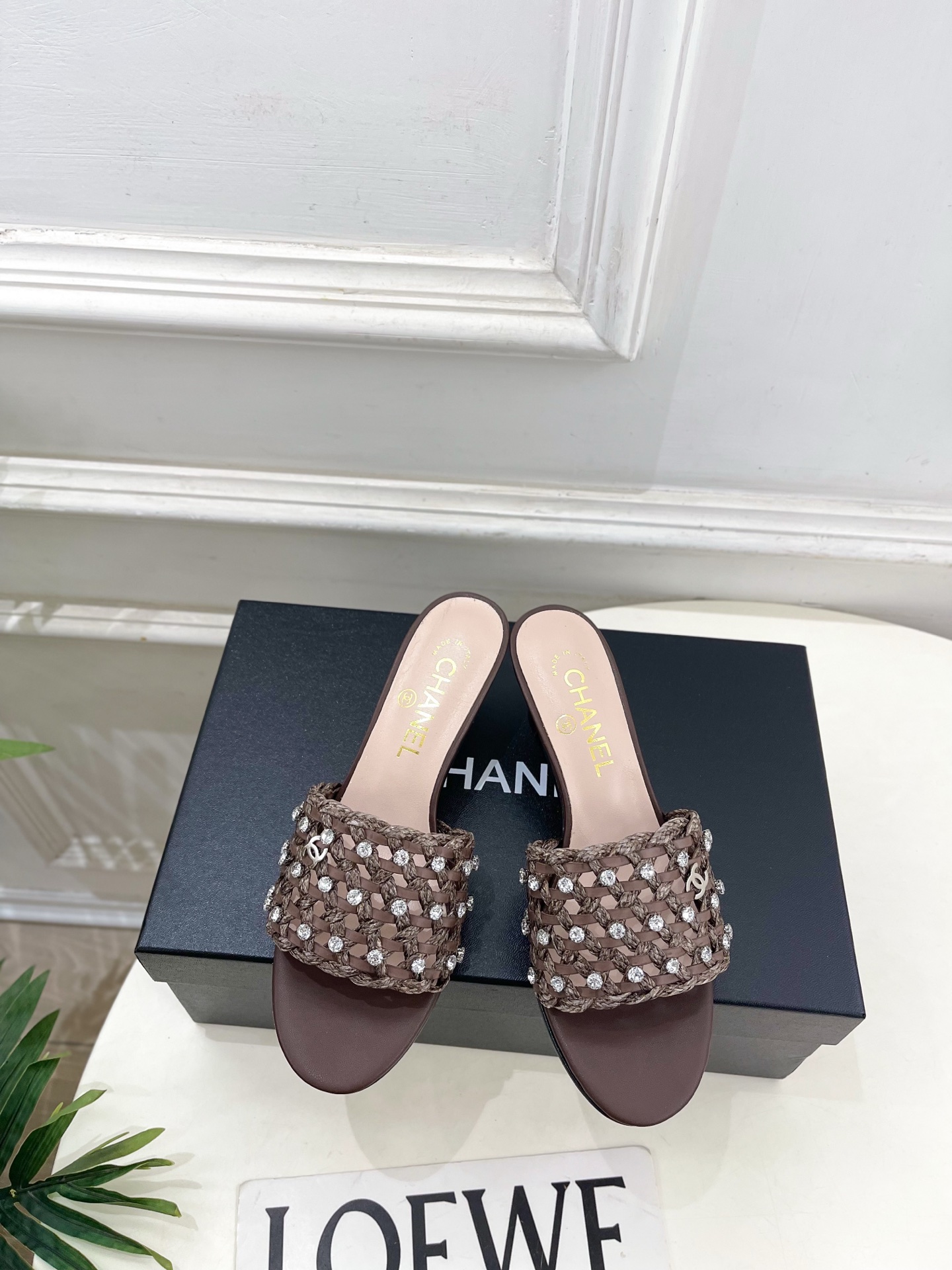 NO:722685,| Xiaoxiang 26 2026 spring and summer new products, classic catwalk models in the counter, Xiaoxiang double-C rhinestone woven cat-heeled slippers are new in the series. The absolute best in the BS fashion circle. The matching will interpret the meticulous, minimalist and classic elements that will never fade away. It will show a unique dressing style that is too beautiful to say. A must-have item for summer... ━━━━━ t ━━━━━  Highly customized upper with original lambskin, lining with imported silk sheepskin, outsole with original Italian leather outsole, high flat heel/5cm, shoe size: 35-39 (40.41 customized, non-refundable), slippers, slippers, sheepskin, Leather soles19860909| 小香 26 2026 春夏新品 专柜经典走秀款 小香双C水钻编织猫跟拖鞋 系列上新 BS时尚圈的绝绝子 搭配将演绎着细致 极简 永不褪去的经典元素 展现与众不同的穿搭风格美到无话可说 夏季必入款…… ━━━━━ t ━━━━━ 鞋面高定制原版小羊皮 内里进口丝绸羊皮里 大底原版意大利真皮大底 跟高平底/5cm 鞋码: 35-39（40.41定制不退换）,拖鞋,slippers,sheepskin,Leather soles,Women's Shoes