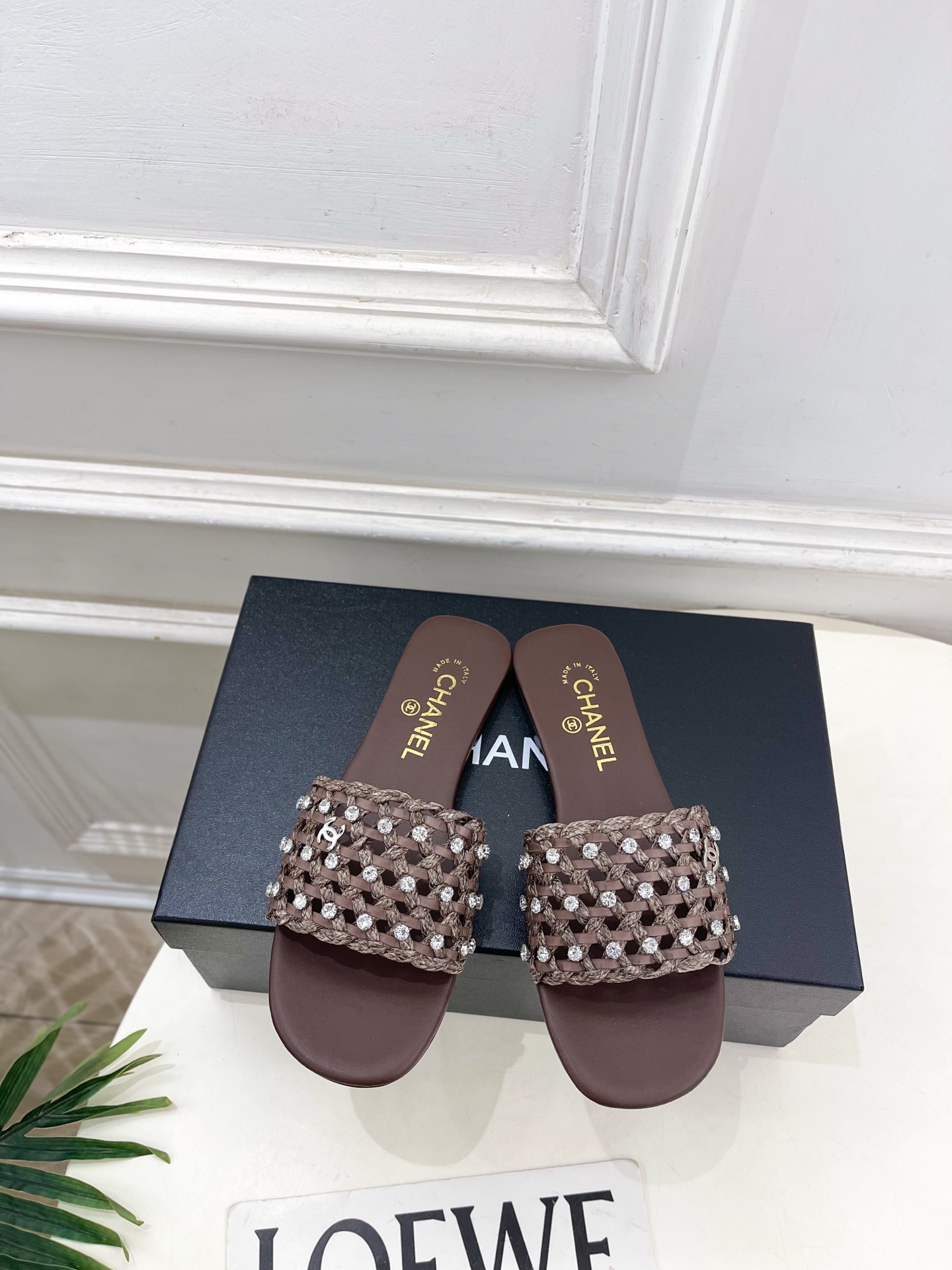 NO:722689,| Xiaoxiang 26 2026 spring and summer new products, classic catwalk models in the counter, Xiaoxiang double-C rhinestone woven flat slippers are new in the series. The absolute best in the BS fashion circle. The matching will interpret the meticulous, minimalist and never-fading classic elements, showing a unique dressing style that is too beautiful to say. A must-have item for summer... ━━━━━ t ━━━━━  Original high-customized woven upper, imported silk sheepskin lining, original Italian leather outsole, high heel flat/5cm, shoe size: 35-39 (40.41 customized, non-refundable), slippers, slippers, sheepskin, Leather soles19860909| 小香 26 2026 春夏新品 专柜经典走秀款 小香双C水钻编织平底拖鞋 系列上新 BS时尚圈的绝绝子 搭配将演绎着细致 极简 永不褪去的经典元素 展现与众不同的穿搭风格美到无话可说 夏季必入款…… ━━━━━ t ━━━━━ 鞋面原版高定制编织面 内里进口丝绸羊皮里 大底原版意大利真皮大底 跟高平底/5cm 鞋码: 35-39（40.41定制不退换）,拖鞋,slippers,sheepskin,Leather soles,Women's Shoes