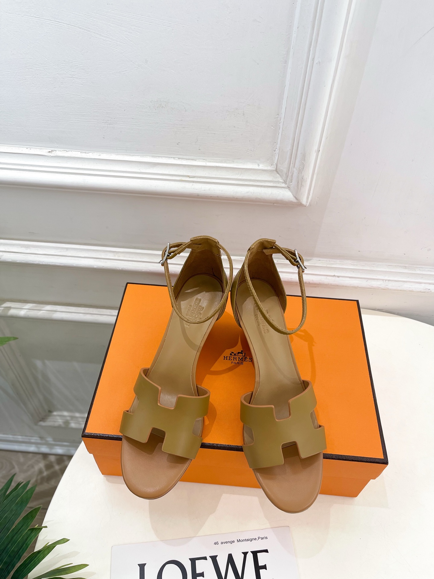 NO:722688,* Hermès 26 2026 spring and summer new products, top version Legend classic H-shaped wedge sandals series, upper original specific cowhide/sheep leather, lining imported mixed sheepskin, outsole original Italian genuine leather outsole, heel height 7cm, shoe size: 35-39 (40.41. Customized, non-returnable), sandals, hermes, sandals, cowhide, sheepskin, sheep, Leather soles19860909* 爱玛仕 26 2026春夏新品 顶级版本 Legend经典H型坡跟凉鞋系列 鞋面原版特定牛皮/羊猄 内里进口混种羊皮 大底原版意大利真皮大底  跟高7cm 鞋码:35-39（40.41.定做不退换）,凉鞋,hermes,sandals,cowhide,sheepskin,sheep,Leather soles,Women's Shoes
