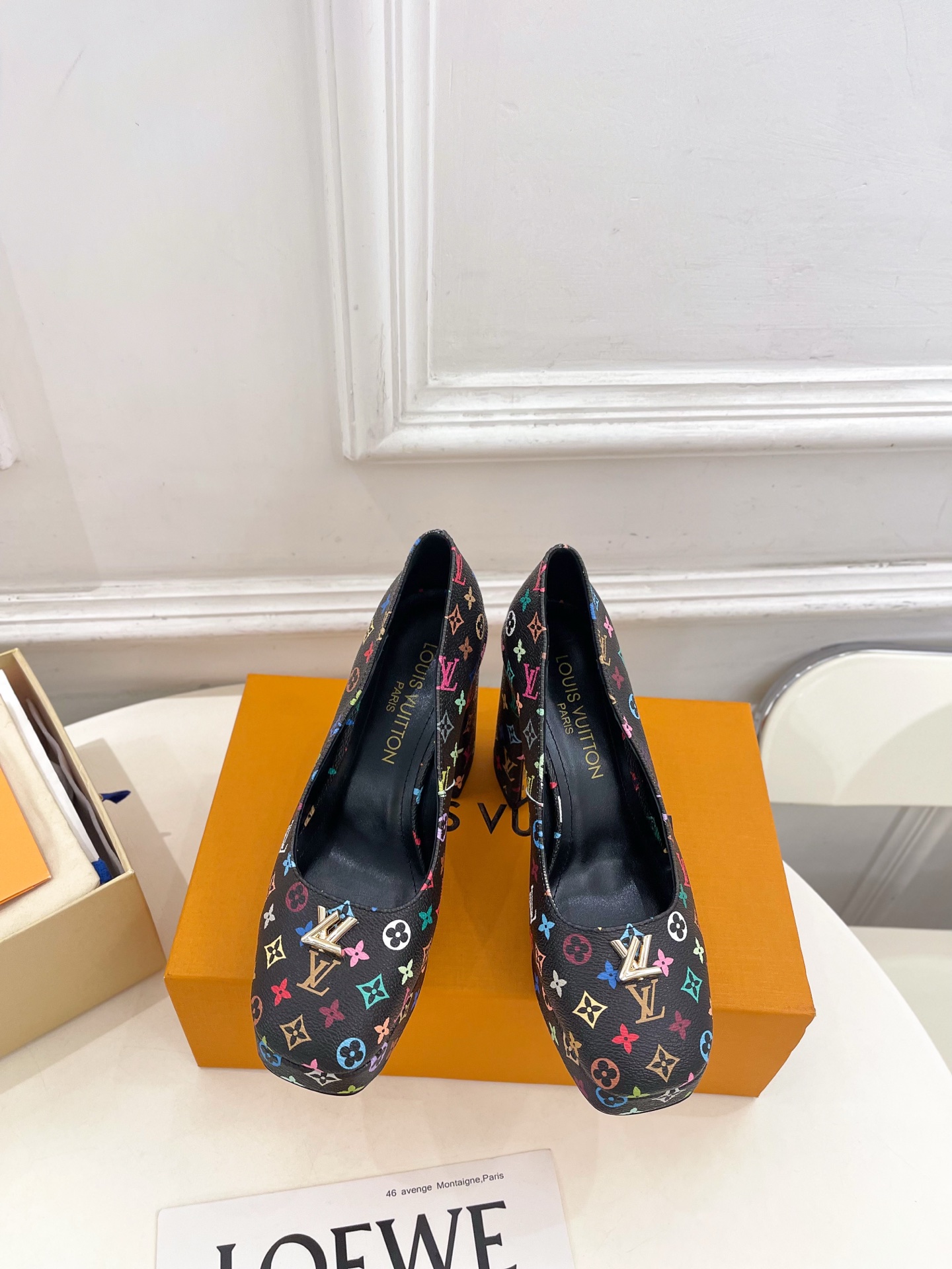 NO:722674,LV | Louis Vuitton 26 2026 spring and summer new products, top version, the counter features the latest popular products, presbyopic metal buckle V-shaped high-heeled platform shoes, new hard goods, BS purchasing level!  Full of high-end feel!  A popular model among bloggers at home and abroad, it is retro, fashionable and looks great on your feet!  Official website main recommendation★ ━━━━━t ━━━━━ Original high-customized presbyopia leather upper, imported goat leather lining, original Italian genuine leather outsole, heel height 11cm, water platform 2.5cm, shoe size: 35-39 (40, 41 customization is not returnable), sandals, louis vuitton, louis  vuitton,sandals,sheepskin,leather soles19860909LV | 路易威登 26 2026春夏新品 顶级版本 专柜主打最新品爆款 老花金属扣V形高跟防水台单鞋 硬货上新 BS代购级别！高级感十足！国内外博主刷爆的一款,复古又时髦上脚美炸了！官网主推款★ ━━━━━ t ━━━━━ 鞋面原版高定制老花皮 内里进口山羊皮里 大底原版意大利真皮大底 跟高11cm 、水台2.5cm 鞋码: 35-39（40、41定制不退换）,凉鞋单鞋,louis vuitton,louis vuitton,sandals,sheepskin,Leather soles,Women's Shoes