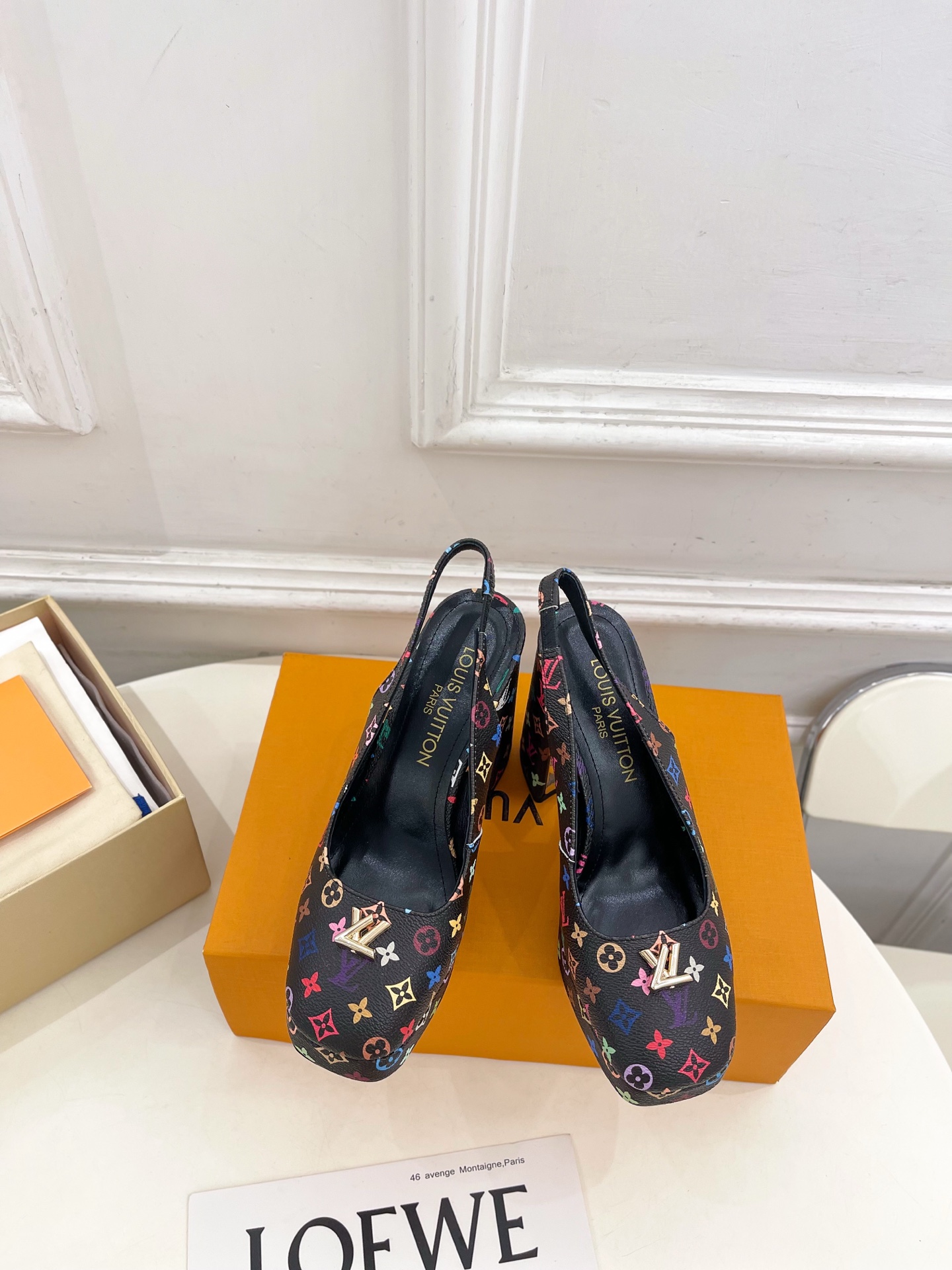 NO:722679,LV | Louis Vuitton 26 2026 spring and summer new products, top version, the counter features the latest popular products, presbyopic metal buckle V-shaped high heels, waterproof platform back hollow sandals, new hard goods, BS purchasing level!  Full of high-end feel!  A popular model among bloggers at home and abroad, it is retro, fashionable and looks great on your feet!  Official website main recommendation★ ━━━━━t ━━━━━ Original high-customized presbyopia leather upper, imported goat leather lining, original Italian genuine leather outsole, heel height 11cm, water platform 2.5cm, shoe size: 35-39 (40, 41 customization is not returnable), sandals, louis vuitton, louis  vuitton,sandals,sheepskin,leather soles19860909LV | 路易威登 26 2026春夏新品 顶级版本 专柜主打最新品爆款 老花金属扣V形高跟防水台后空凉鞋 硬货上新 BS代购级别！高级感十足！国内外博主刷爆的一款,复古又时髦上脚美炸了！官网主推款★ ━━━━━ t ━━━━━ 鞋面原版高定制老花皮 内里进口山羊皮里 大底原版意大利真皮大底 跟高11cm 、水台2.5cm 鞋码: 35-39（40、41定制不退换）,凉鞋单鞋,louis vuitton,louis vuitton,sandals,sheepskin,Leather soles,Women's Shoes