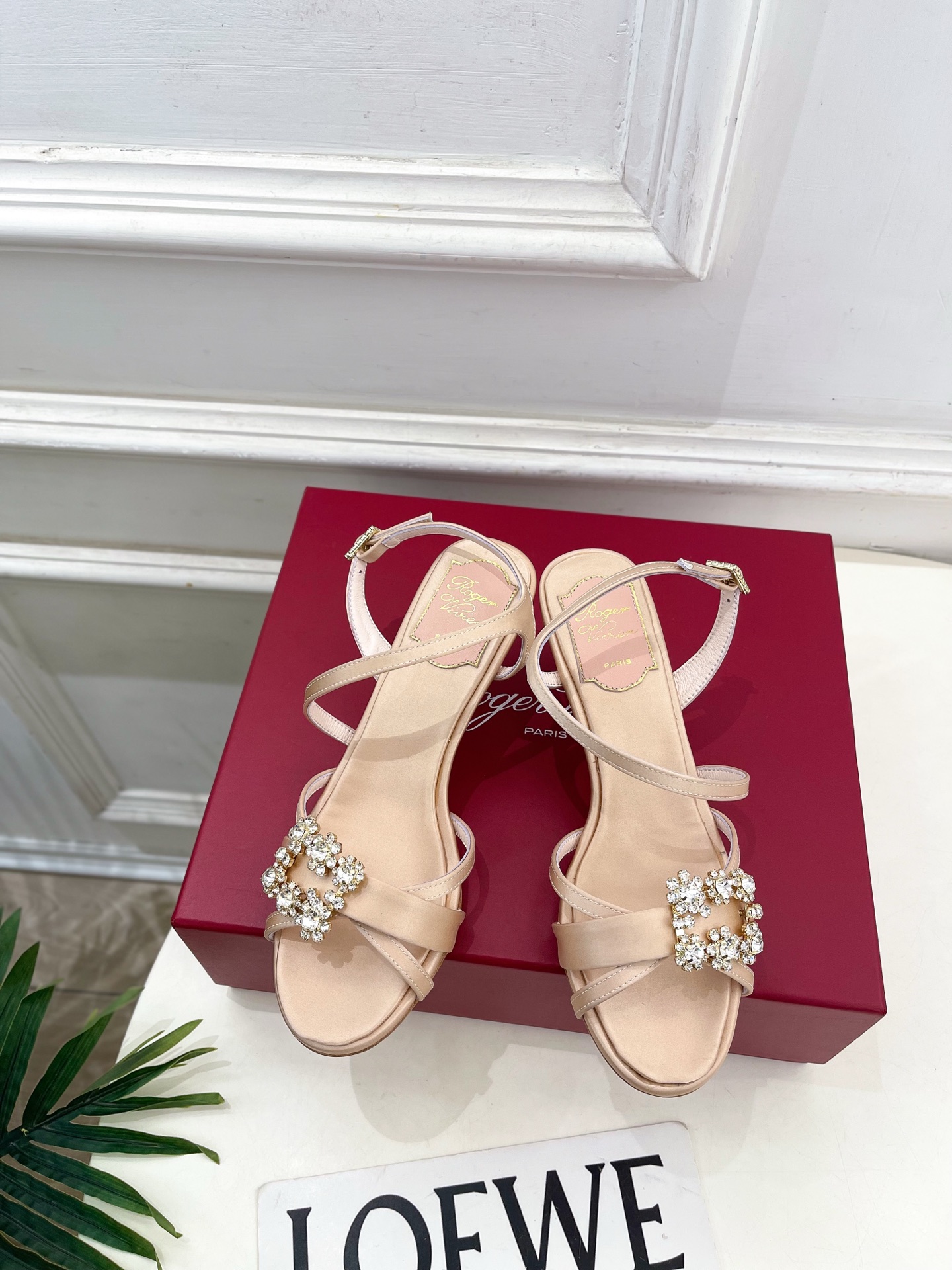 NO:722654,r | 26 2026 spring and summer new product Eforescence flower rhinestone fabric sandals series new ~ BS counter main product original purchase classic shoe style very modern style purchasing agent level The goddess model for daily matching and important occasions must be purchased Highly customized imported silk uppers Imported sheepskin lining outsole original Italian leather outsole Heel height 6.5cm Shoe size: 35-39 (34.40.41 can be customized and non-refundable), sandals, sandals, sheepskin, real silk, Leather soles19860909r | 26  2026春夏新品Eforescence花朵水钻织物涼鞋 系列上新~ BS专柜主打 原版购入 经典鞋型 极具摩登范儿 代购级别 日常搭配和重要场合搭配的女神款绝对要入手 鞋面高定制进口真丝  内里进口羊皮里 大底原版意大利真皮大底 跟高6.5cm 鞋码: 35-39（34.40.41可定制不退换),凉鞋,sandals,sheepskin,real silk,Leather soles,Women's Shoes