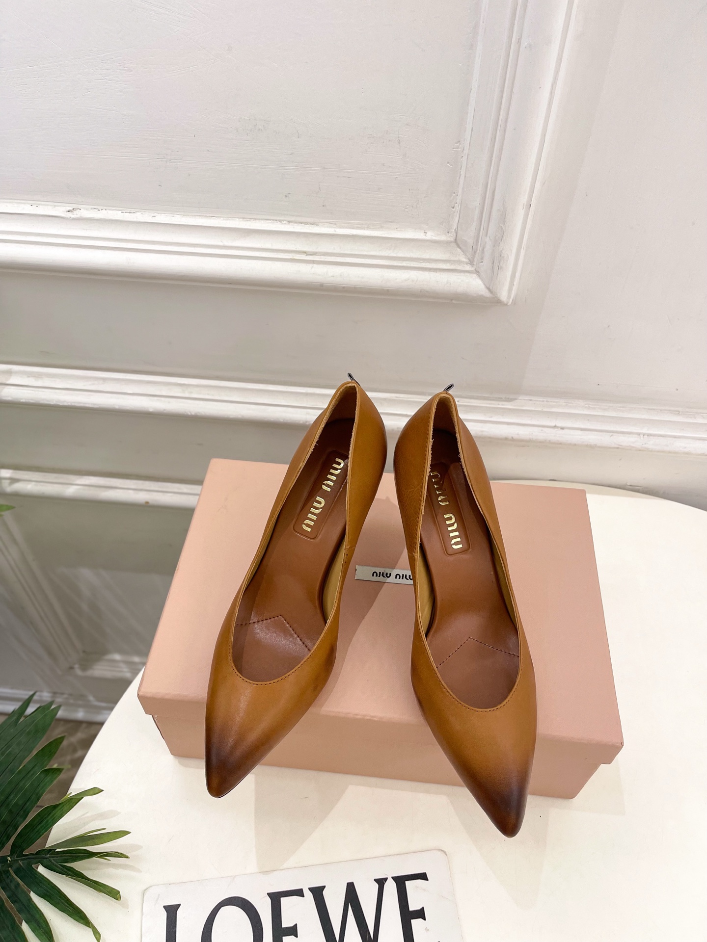 NO:722637,Miu Miu | Miu Miu 26’s counter features the latest styles, 2026 spring and summer new arrivals, retro colored pointed toe high-heeled shoes, hot new arrival!  BS Miaojia's high-end products, top-notch craftsmanship to create exquisite quality, unparalleled comfort, it is definitely a love at first sight!  Fashionable and versatile, a must-have for everyone!  T19860909Miu Miu | 缪缪 26 专柜主打最新秀款 2026春夏新品 复古擦色尖头高跟单鞋 火爆上新！ BS缪家高货 顶级工艺打造精品质感 无敌舒适 绝对是一见钟情款！时尚百搭,人手必备！ ━━━━━ t ━━━━━ 鞋面原版特定牛皮  内里: 进口羊皮里 大底原版进口真皮大底 跟高8.5cm 鞋码: 35-39(40.41定制不退换）,高跟鞋单鞋,miumiu,high heels,cowhide,sheepskin,Leather soles,Women's Shoes