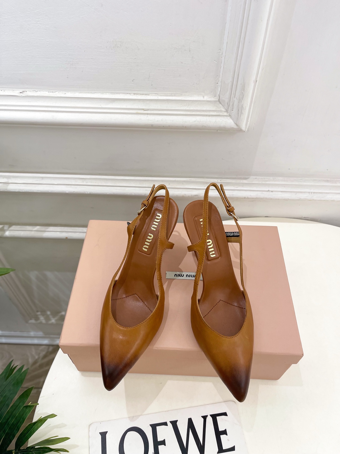 NO:722642,Miu Miu | Miu Miu 26’s counter features the latest styles, 2026 spring and summer new products, retro color-brushed pointed-toe thin-strap high heels, hot new arrival!  BS Miaojia's high-end products, top-notch craftsmanship to create exquisite quality, unparalleled comfort, it is definitely a love at first sight!  Fashionable and versatile, a must-have for everyone!  T19860909Miu Miu | 缪缪 26 专柜主打最新秀款 2026春夏新品 复古擦色尖头后细带高跟鞋 火爆上新！ BS缪家高货 顶级工艺打造精品质感 无敌舒适 绝对是一见钟情款！时尚百搭,人手必备！ ━━━━━ t ━━━━━ 鞋面原版特定牛皮  内里: 进口羊皮里 大底原版进口真皮大底 跟高8.5cm 鞋码: 35-39(40.41定制不退换）,高跟鞋单鞋,miumiu,high heels,cowhide,sheepskin,Leather soles,Women's Shoes