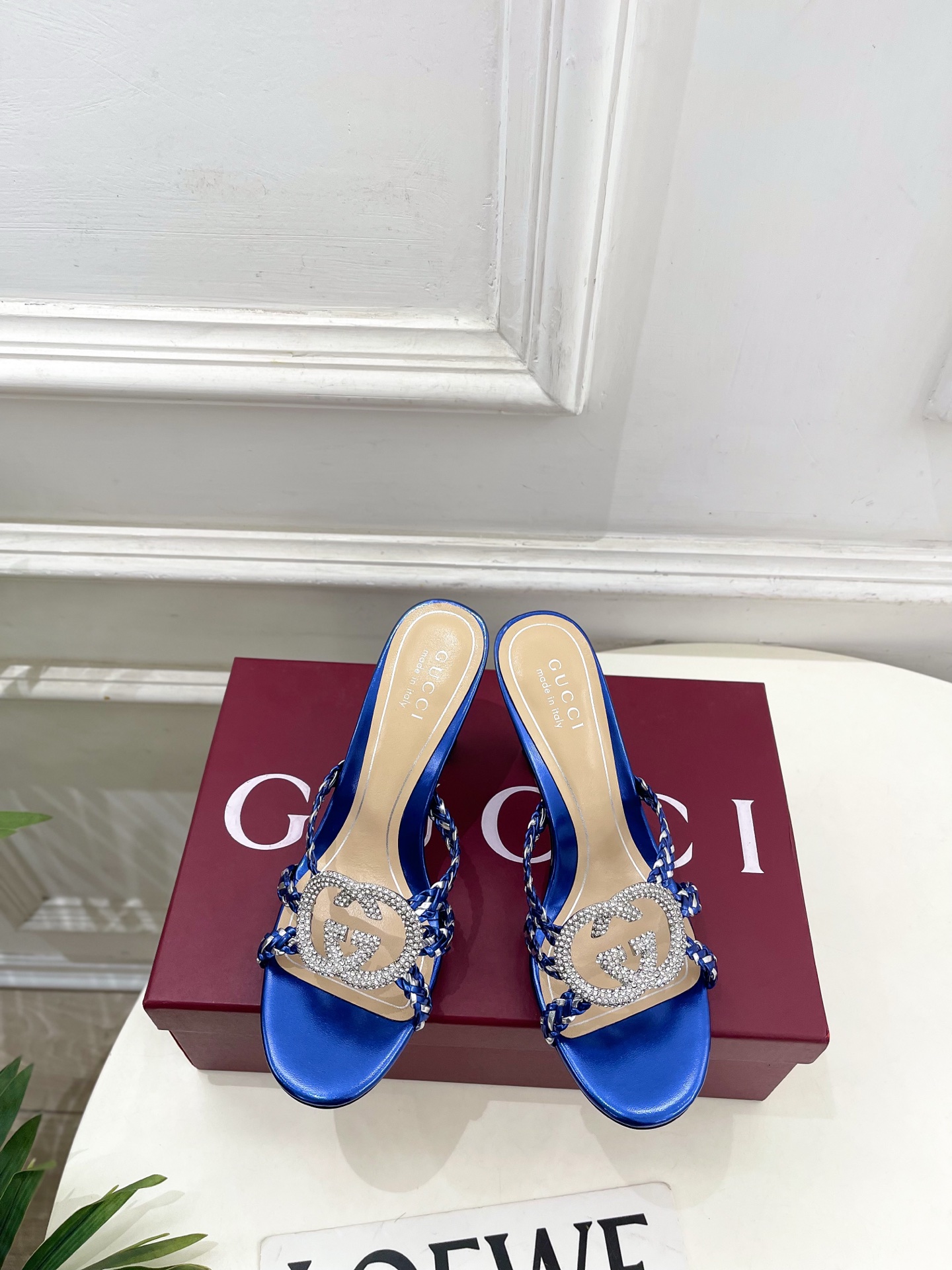 NO:722636,Gucci | Gucci 26 G’s main series is finally released, and the products are worth looking forward to!  Original classic, create new design, 2026 spring and summer new product, classic rhinestone double G thin strap woven high-heeled slippers, purchasing agent level!  Full of high-end feel!  A favorite among bloggers at home and abroad, it is retro and fashionable, easy to wear and looks great on your feet!  Mainly recommended by the official website, BS new colors are continuously updated ━━━━━t ━━━━━ Original high-customized leather for uppers Lining: Imported sheepskin lining Outsole Original Italian leather outsole Heel height 8.5cm Shoe size: 35-39 (40.41.42 can be customized), high heels and slippers, gucci, gucci, gucci, high  heels,slippers,sheepskin,Leather soles19860909Gucci | 古驰 26  G家 主打系列终于面世,狠货值得期待！原有的经典 创造新设计 2026春夏新品 经典水钻双G细带编织高跟拖鞋 代购级别！高级感十足！国内外博主刷爆的一款,复古又时髦 穿搭简便 上脚美炸了！官网主推,BS新色持续更新 ━━━━━ t ━━━━━ 鞋面原版高定制皮料  内里: 进口羊皮里 大底原版意大利真皮大底 跟高8.5cm  鞋码: 35-39（40.41.42可定制）,高跟鞋拖鞋,gucci,gucci,gucci,high heels,slippers,sheepskin,Leather soles,Women's Shoes