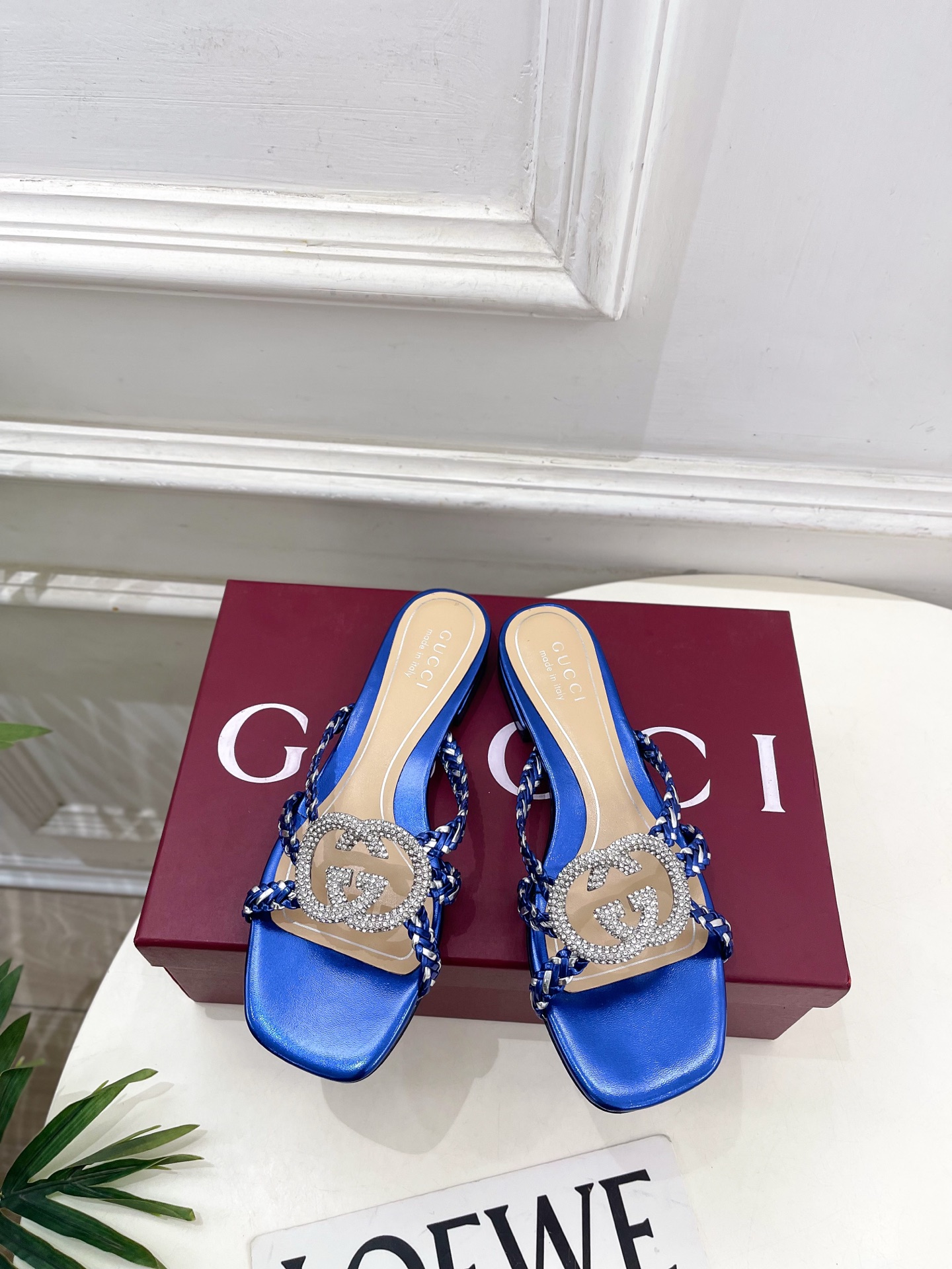 NO:722641,Gucci | Gucci 26 G’s main series is finally released, and the products are worth looking forward to!  Original classic, create new design, 2026 spring and summer new product, classic rhinestone double G thin strap woven flat slippers, purchasing agent level!  Full of high-end feel!  A favorite among bloggers at home and abroad, it is retro and fashionable, easy to wear and looks great on your feet!  Mainly recommended by the official website, BS new colors are continuously updated ━━━━━t ━━━━━ Original high-customized leather for uppers Lining: Imported sheepskin lining Outsole Original Italian leather outsole Heel height 1.5cm Shoe size: 35-39 (40.41.42 can be customized), high heels and slippers, gucci, gucci, gucci, high  heels,slippers,sheepskin,Leather soles19860909Gucci | 古驰 26  G家 主打系列终于面世,狠货值得期待！原有的经典 创造新设计 2026春夏新品 经典水钻双G细带编织平底拖鞋 代购级别！高级感十足！国内外博主刷爆的一款,复古又时髦 穿搭简便 上脚美炸了！官网主推,BS新色持续更新 ━━━━━ t ━━━━━ 鞋面原版高定制皮料  内里: 进口羊皮里 大底原版意大利真皮大底 跟高1.5cm  鞋码: 35-39（40.41.42可定制）,高跟鞋拖鞋,gucci,gucci,gucci,high heels,slippers,sheepskin,Leather soles,Women's Shoes