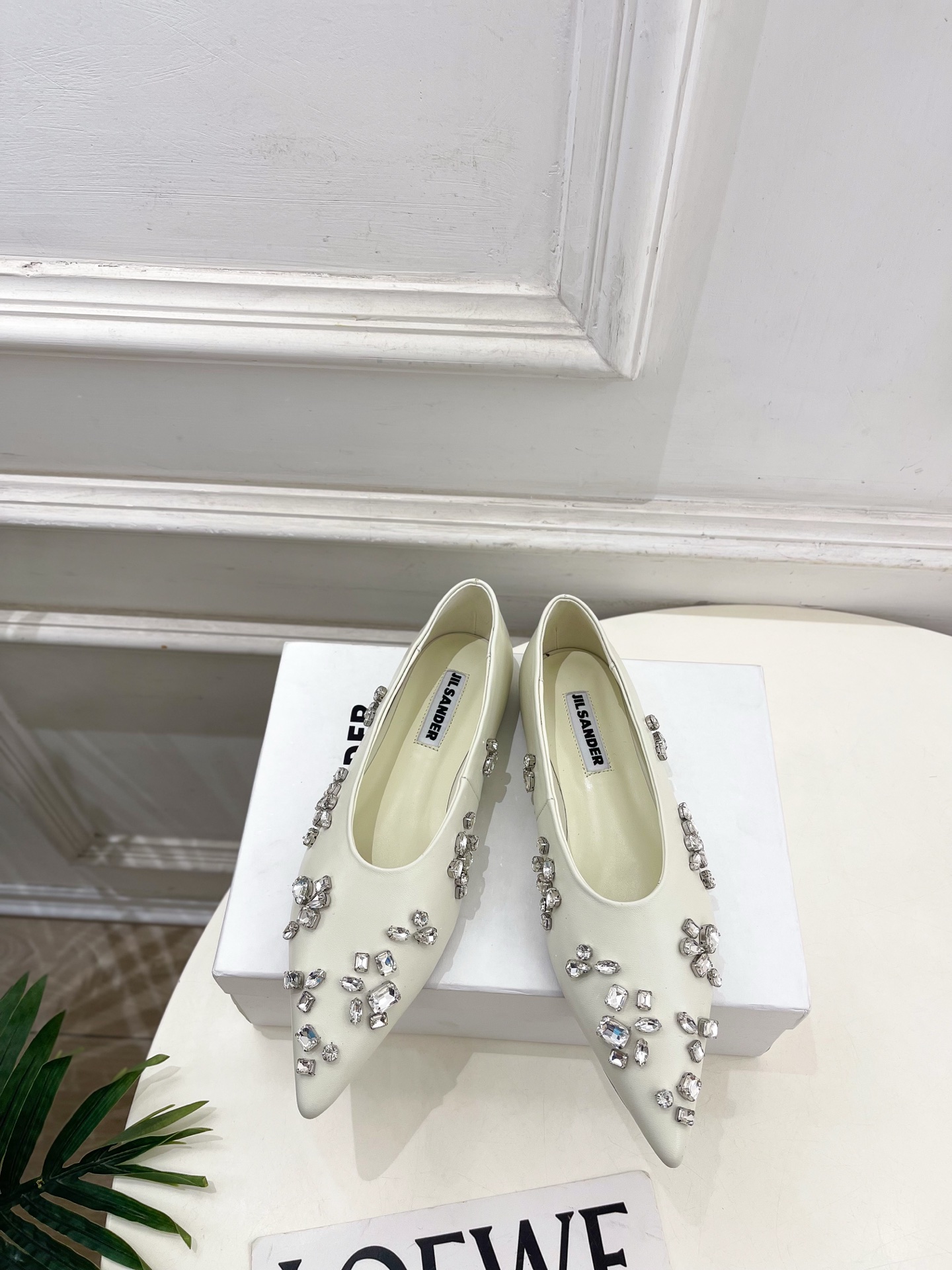 NO:722626,Jil Sander 2026 spring and summer new product pointed toe rhinestone flat ballet shoes———————— JS, as the most popular designer brand in the past two years, has simple design, clever details, fresh and refined!  If you don’t want to hit the streets with random styles, you can check out this brand. It’s relatively niche but is so easy to match. You can see this brand everywhere on Instagram and Xiaohongshu!  Original one-to-one customization. Original specific sheepskin upper. Imported sheepskin lining. Original imported genuine leather outsole. Heel. High flat sole. Size 35~39 (40.41 custom-made, non-returnable). Single shoes, jil sander, sheepskin, Leather soles19860909Jil Sander(吉尔·桑达）2026春夏新品 尖头水钻平底芭蕾舞鞋———————— JS作为这两年最受欢迎的设计师品牌,设计简单、细节巧妙、清新脱俗！ 不想满大街撞款的可以看看这个品牌,比较小众却又是那么好搭配,ins、小红书随处可见这个品牌的身影 ！原版一比一定制 鞋面原版特定羊皮面 内里进口羊皮里 大底原版进口真皮大底 跟高平底 码数35~39(40.41订做不退换）,单鞋,jil sander,sheepskin,Leather soles,Women's Shoes