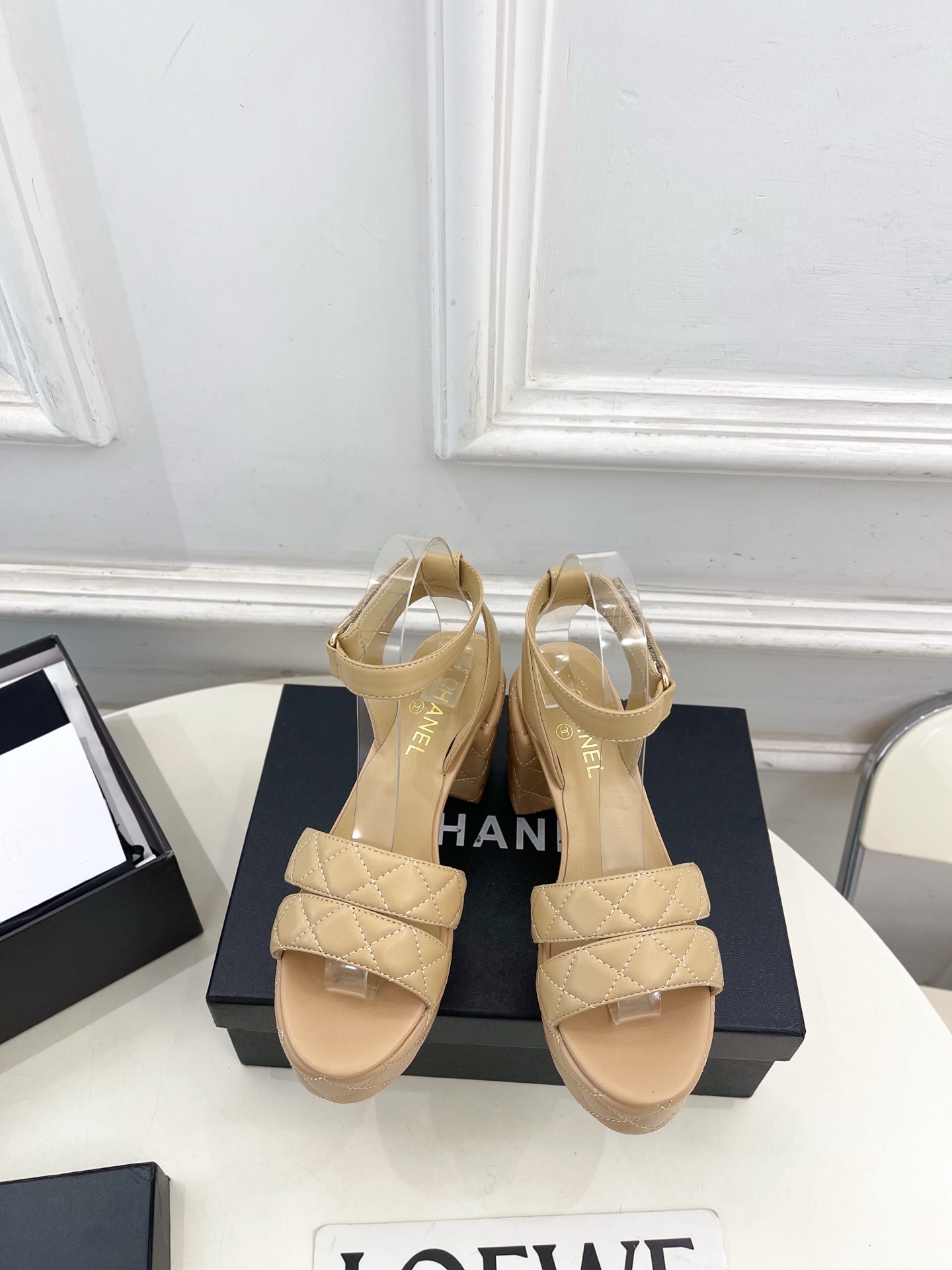 NO:722621,| Xiaoxiang 26 2026 Spring and Summer New Products Counter Classic Xiaoxiang Double C Diamond High Heels and Waterproof Platform Sandals Series is New. A must-have in the BS fashion circle. The matching will interpret the meticulous, minimalist and classic elements that will never fade away. Showing a unique dressing style that is too beautiful to say. A must-have in summer... ━━━━━ t ━━━━━  Original high-customized lambskin upper, imported hybrid sheepskin lining, original open-molded anti-slip outsole, heel height 8.5cm/front platform 4cm, shoe size: 35-39 (40.41 customized, non-refundable), high-heeled sandals, sandals, high heels, sheepskin19860909| 小香 26 2026 春夏新品 专柜经典款 小香双C菱格高跟防水台凉鞋系列上新 BS时尚圈的绝绝子 搭配将演绎着细致 极简 永不褪去的经典元素 展现与众不同的穿搭风格美到无话可说 夏季必入款…… ━━━━━ t ━━━━━ 鞋面原版高定制小羊皮 内里进口混种羊皮里  大底原版开模防滑大底  跟高8.5cm/前水台4cm 鞋码: 35-39（40.41定制不退换）,高跟鞋凉鞋,sandals,high heels,sheepskin,Women's Shoes