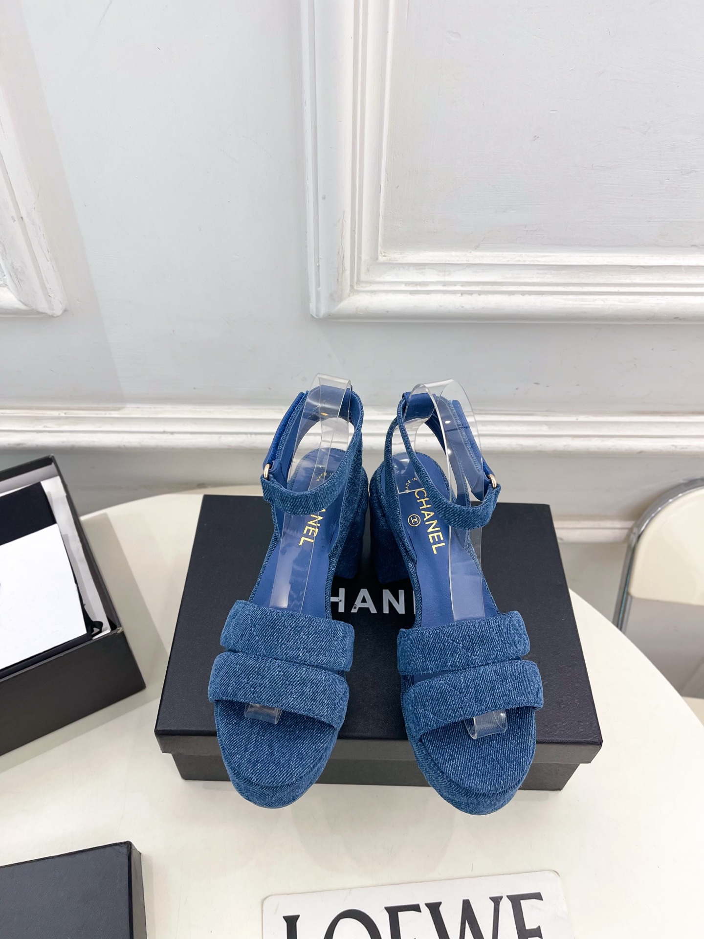 NO:722623,| Xiaoxiang 26 2026 Spring and Summer New Products Counter Classic Xiaoxiang Double C High Heel Platform Sandals New Series A must-have in the BS fashion circle. The combination will interpret meticulous, minimalist and classic elements that will never fade away. Showing a unique dressing style that is too beautiful to say. A must-have item for summer... ━━━━━ t ━━━━━  Original high-customized denim/striped fabric lining, imported hybrid sheepskin lining, original molded non-slip outsole, heel height 8.5cm/front platform 4cm, shoe size: 35-39 (40.41 customized, non-refundable), high-heeled sandals, sandals, high heels, sheepskin19860909| 小香 26 2026春夏新品 专柜经典款 小香双C高跟防水台凉鞋 系列上新 BS时尚圈的绝绝子 搭配将演绎着细致 极简 永不褪去的经典元素 展现与众不同的穿搭风格美到无话可说 夏季必入款…… ━━━━━ t ━━━━━ 鞋面原版高定制牛仔/条纹布 内里进口混种羊皮里  大底原版开模防滑大底  跟高8.5cm/前水台4cm 鞋码: 35-39（40.41定制不退换）,高跟鞋凉鞋,sandals,high heels,sheepskin,Women's Shoes