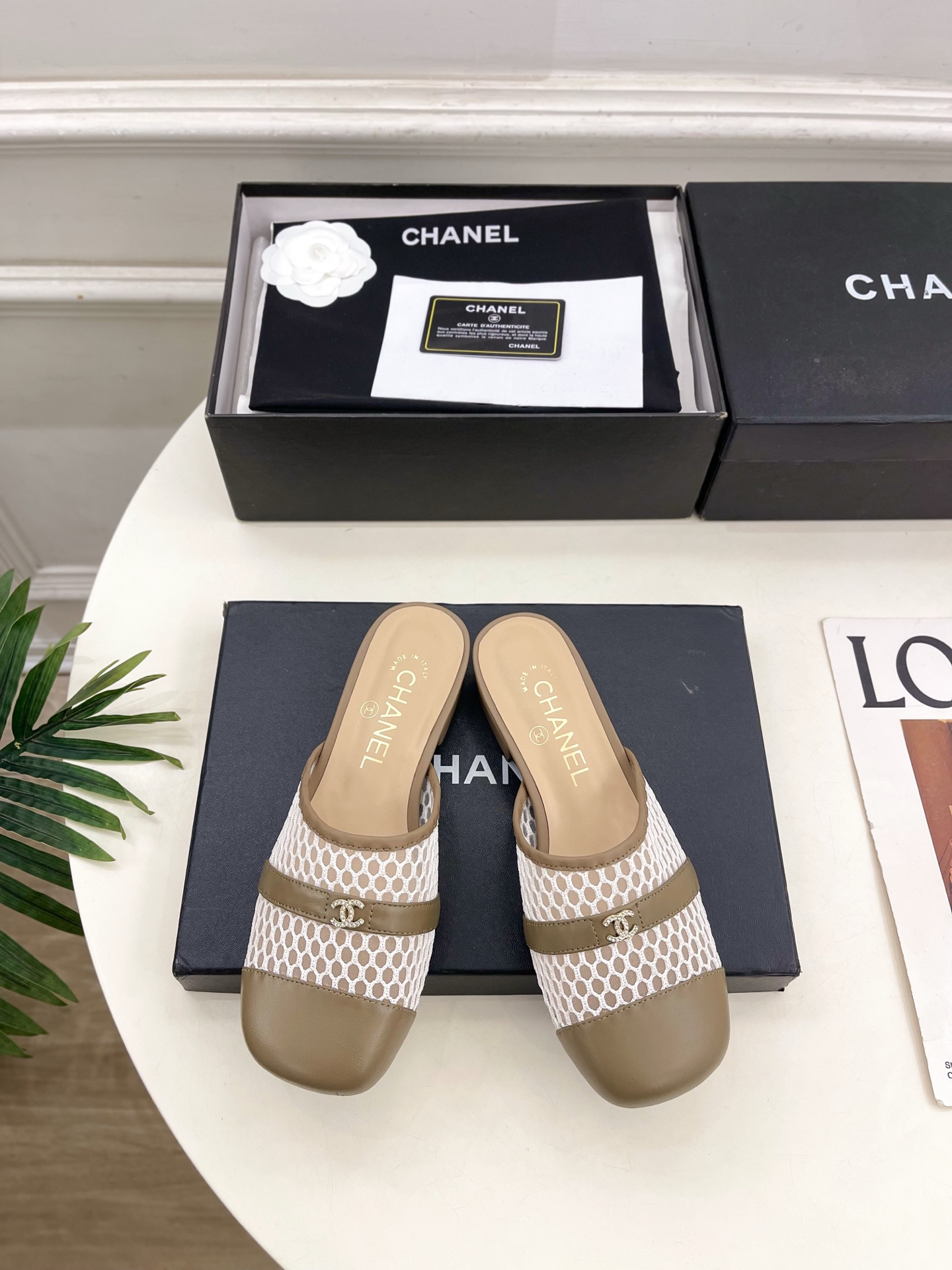 NO:722603,| Xiaoxiang 26 2026 spring and summer new products, classic catwalk models in the counter, Xiaoxiang double C mesh thick heel half slippers are new in the series. The absolute best in the BS fashion circle. The matching will interpret the meticulous, minimalist and classic elements that will never fade away. It will show a unique dressing style that is too beautiful to say. A must-have in summer... ━━━━━ t ━━━━━  Highly customized upper, original custom website, lining imported silk sheepskin lining, outsole, original Italian leather outsole, heel height 2cm/5.5cm, shoe size: 35-39 (40.41 customized, non-refundable), slippers, slippers, sheepskin, Leather soles19860909| 小香 26 2026春夏新品 专柜经典走秀款 小香双C网面粗跟半拖鞋 系列上新 BS时尚圈的绝绝子 搭配将演绎着细致 极简 永不褪去的经典元素 展现与众不同的穿搭风格美到无话可说 夏季必入款…… ━━━━━ t ━━━━━  鞋面高定制原版定制网 内里进口丝绸羊皮里 大底原版意大利真皮大底 跟高2cm/5.5cm  鞋码: 35-39（40.41定制不退换）,拖鞋,slippers,sheepskin,Leather soles,Women's Shoes