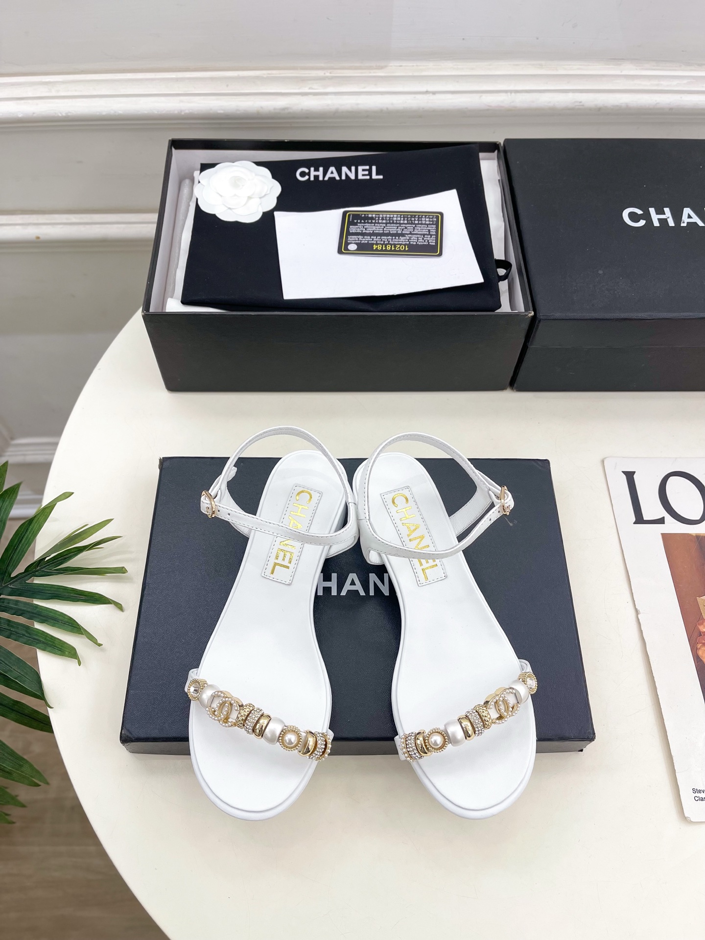 NO:722598,| Xiaoxiang 26 2026 spring and summer new products, classic catwalk models in the counter, Xiaoxiang double C jewelry one-word strap thick heel sandals are new in the series. The absolute best in the BS fashion circle. The matching will interpret the meticulous, minimalist and classic elements that will never fade away. It will show a unique dressing style that is too beautiful to say. A must-have style in summer... ━━━━━ t ━━━━━  Highly customized original leather upper, imported silk sheepskin lining, original Italian leather outsole, 3cm heel height, shoe size: 35-39 (40.41 customized, non-refundable), sandals, sandals, sheepskin, Leather soles19860909| 小香 26 2026春夏新品 专柜经典走秀款 小香双C珠宝一字带粗跟凉鞋 系列上新 BS时尚圈的绝绝子 搭配将演绎着细致 极简 永不褪去的经典元素 展现与众不同的穿搭风格美到无话可说 夏季必入款…… ━━━━━ t ━━━━━  鞋面高定制原版定皮面 内里进口丝绸羊皮里 大底原版意大利真皮大底 跟高3cm  鞋码: 35-39（40.41定制不退换）,凉鞋,sandals,sheepskin,Leather soles,Women's Shoes