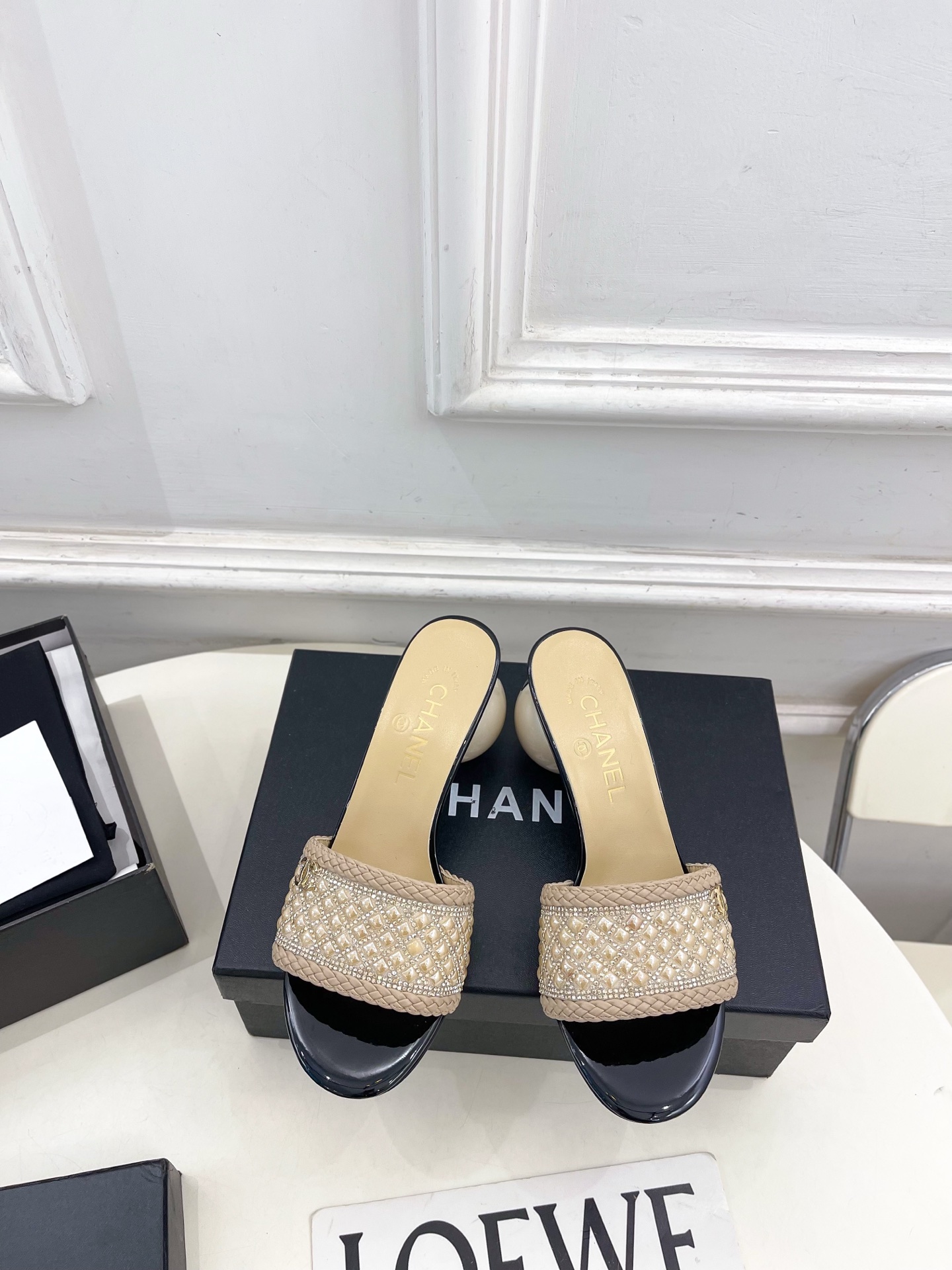 NO:722594,| Xiaoxiang 26 2026 spring and summer new products Xiaoxiang Double C rhinestone giant pearl heel slippers are new in the series. The absolute best in the BS fashion circle. The matching will interpret the meticulous, minimalist and classic elements that will never fade away. It will show a unique dressing style that is too beautiful to say. A must-have for summer... ━━━━━t ━━━━━ Original high-customized upper with rhinestones  Lined with imported mixed sheepskin, outsole with original Italian leather outsole, heel height 6.5cm, shoe size: 35-39 (40.41 customized, non-returnable), slippers, slippers, sheepskin, Leather soles19860909| 小香 26 2026春夏新品 小香双C水钻巨型珍珠跟拖鞋 系列上新 BS时尚圈的绝绝子 搭配将演绎着细致 极简 永不褪去的经典元素 展现与众不同的穿搭风格美到无话可说 夏季必入款…… ━━━━━ t ━━━━━ 鞋面原版高定制面烫钻 内里进口混种羊皮里 大底原版意大利真皮大底 跟高6.5cm 鞋码: 35-39（40.41定制不退换）,拖鞋,slippers,sheepskin,Leather soles,Women's Shoes