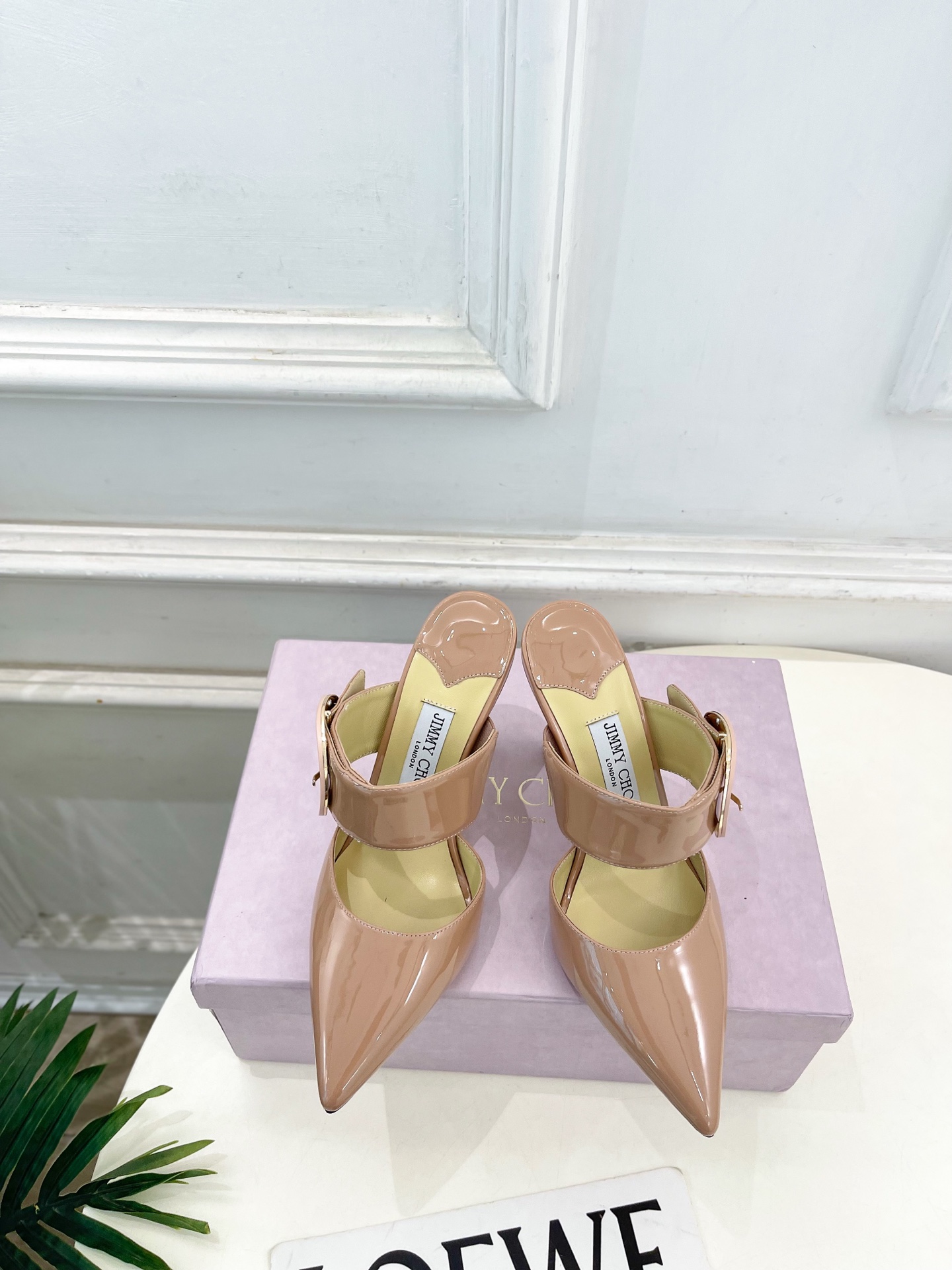 NO:722589,JimmyChoo 26 ——— 2026 spring and summer new products, the latest JC metal buckle pointed toe high-heeled Mule slippers in the counter, BS celebrity style, super comfortable shoes for the feet, timeless, fashionable charm starts from the first step, enjoy the envious eyes, this year the pointed toe high heels are more fragrant, and have begun to lead the fashion trend again, versatile and durable!  Original high-custom cowhide upper, imported sheepskin lining, original Italian leather outsole, heel height 9cm, size 35~39 (40.41 custom-made, non-returnable), high heels and slippers, jimmy choo, jimmy choo, high heels, slippers, cowhide, sheepskin, Leather soles19860909JimmyChoo 吉米周 26 ———  2026春夏新品 专柜最新JC金属扣尖头高跟穆勒拖鞋 BS名媛气质款 上脚超级舒适的一款鞋,历久弥新,时髦魅力始于足下,悦享羡慕眼光,今年尖头高跟鞋比较香,又开始引领时尚趋势了,百搭耐看 ！ 鞋面原版高定制牛皮 内里进口羊皮里 大底原版意大利真皮大底 跟高9cm 尺码35~39（40.41定做不退换）,高跟鞋拖鞋,jimmy choo,jimmy choo,high heels,slippers,cowhide,sheepskin,Leather soles,Women's Shoes