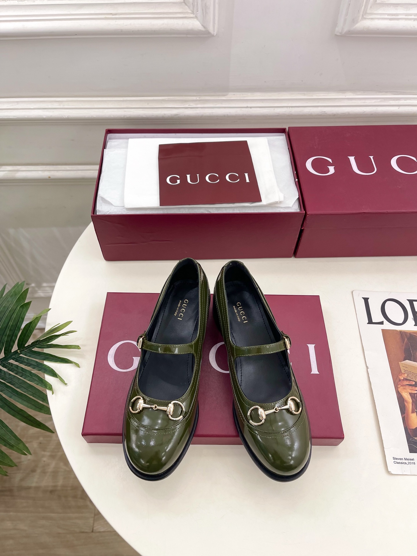 NO:722620,Gucci | Gucci 26 2026 Spring and Summer New Product Classic Horsebit Block Heel Mary Jane Shoes The main series is finally available, and the products are worth looking forward to!  Original classics, new designs, BS purchasing level!  Full of high-end feel!  A favorite among bloggers at home and abroad, it is retro and fashionable, easy to wear and looks great on your feet!  Official website mainly recommends, new colors are constantly updated ━━━━━ t ━━━━━ Upper original specific open-edge beaded cowhide lining: imported sheepskin lining original Italian leather outsole Heel height 4cm Shoe size:  35-39 (40.41.42 can be customized), loafers and half slippers, gucci, gucci, loafers, mary jane, cowhide, sheepskin, Leather soles19860909Gucci | 古驰26 2026春夏新品 经典马衔扣粗跟玛丽珍鞋 主打系列终于面世,狠货值得期待！原有的经典 创造新设计  BS代购级别！高级感十足！国内外博主刷爆的一款,复古又时髦 穿搭简便 上脚美炸了！官网主推,新色持续更新 ━━━━━ t ━━━━━ 鞋面原版特定开边珠牛皮  内里: 进口羊皮里 大底原版意大利真皮大底 跟高4cm 鞋码: 35-39（40.41.42可定做）,乐福鞋半拖,gucci,gucci,loafers,mary jane,cowhide,sheepskin,Leather soles,Women's Shoes