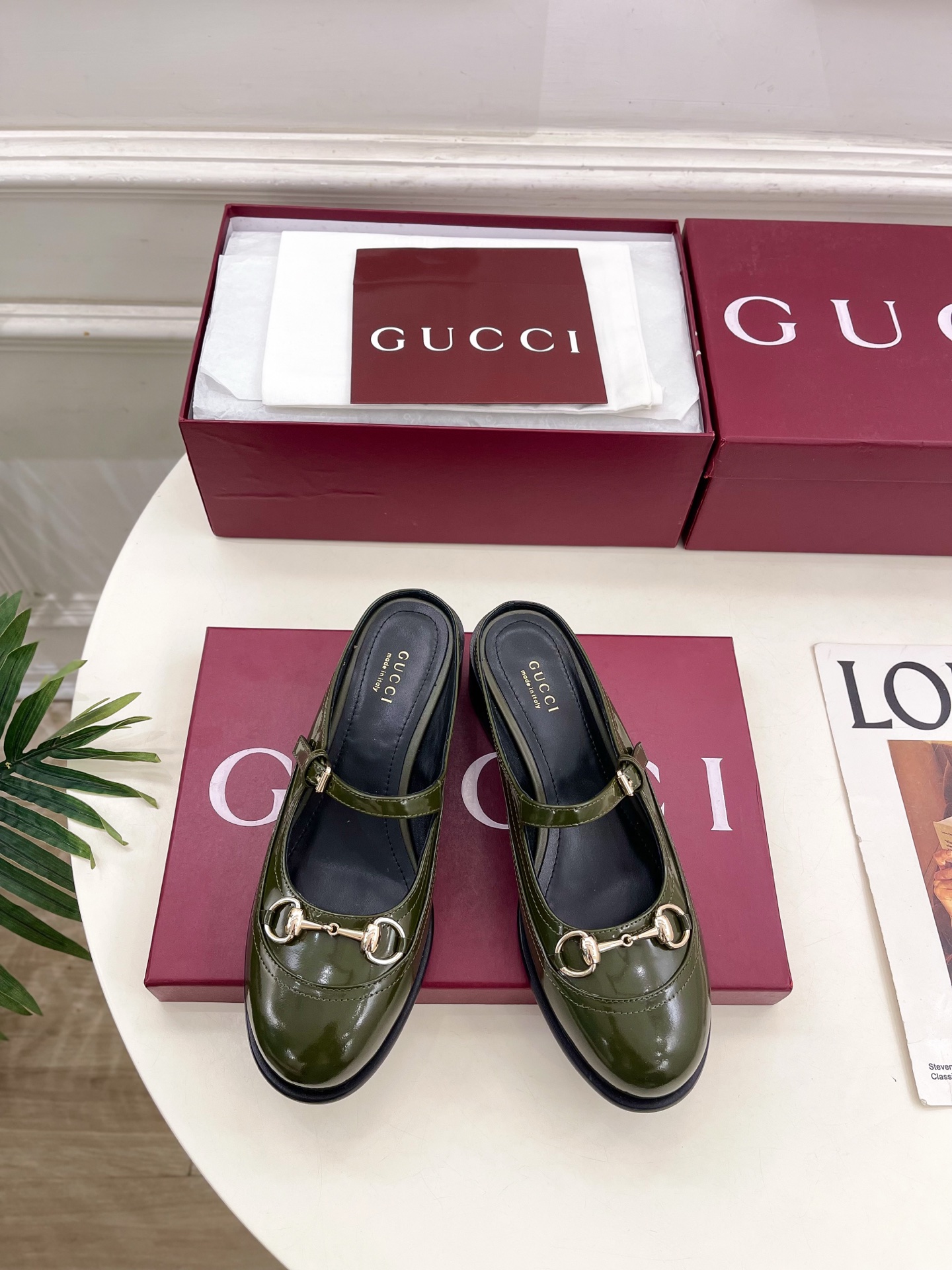 NO:722583,Gucci | Gucci 26 2026 new spring and summer classic horsebit thick heel half slippers. The main series is finally available. The products are worth looking forward to!  Original classics, new designs, BS purchasing level!  Full of high-end feel!  A favorite among bloggers at home and abroad, it is retro and fashionable, easy to wear and looks great on your feet!  Official website mainly recommends, new colors are constantly updated ━━━━━ t ━━━━━ Upper original specific open-edge beaded cowhide lining: imported sheepskin lining original Italian leather outsole Heel height 4cm Shoe size:  35-39 (40.41.42 can be customized), loafers and half slippers, gucci, gucci, loafers, slippers, cowhide, sheepskin, Leather soles19860909Gucci | 古驰26 2026春夏新品 经典马衔扣粗跟半拖鞋 主打系列终于面世,狠货值得期待！原有的经典 创造新设计  BS代购级别！高级感十足！国内外博主刷爆的一款,复古又时髦 穿搭简便 上脚美炸了！官网主推,新色持续更新 ━━━━━ t ━━━━━ 鞋面原版特定开边珠牛皮  内里: 进口羊皮里 大底原版意大利真皮大底 跟高4cm 鞋码: 35-39（40.41.42可定做）,乐福鞋半拖,gucci,gucci,loafers,slippers,cowhide,sheepskin,Leather soles,Women's Shoes