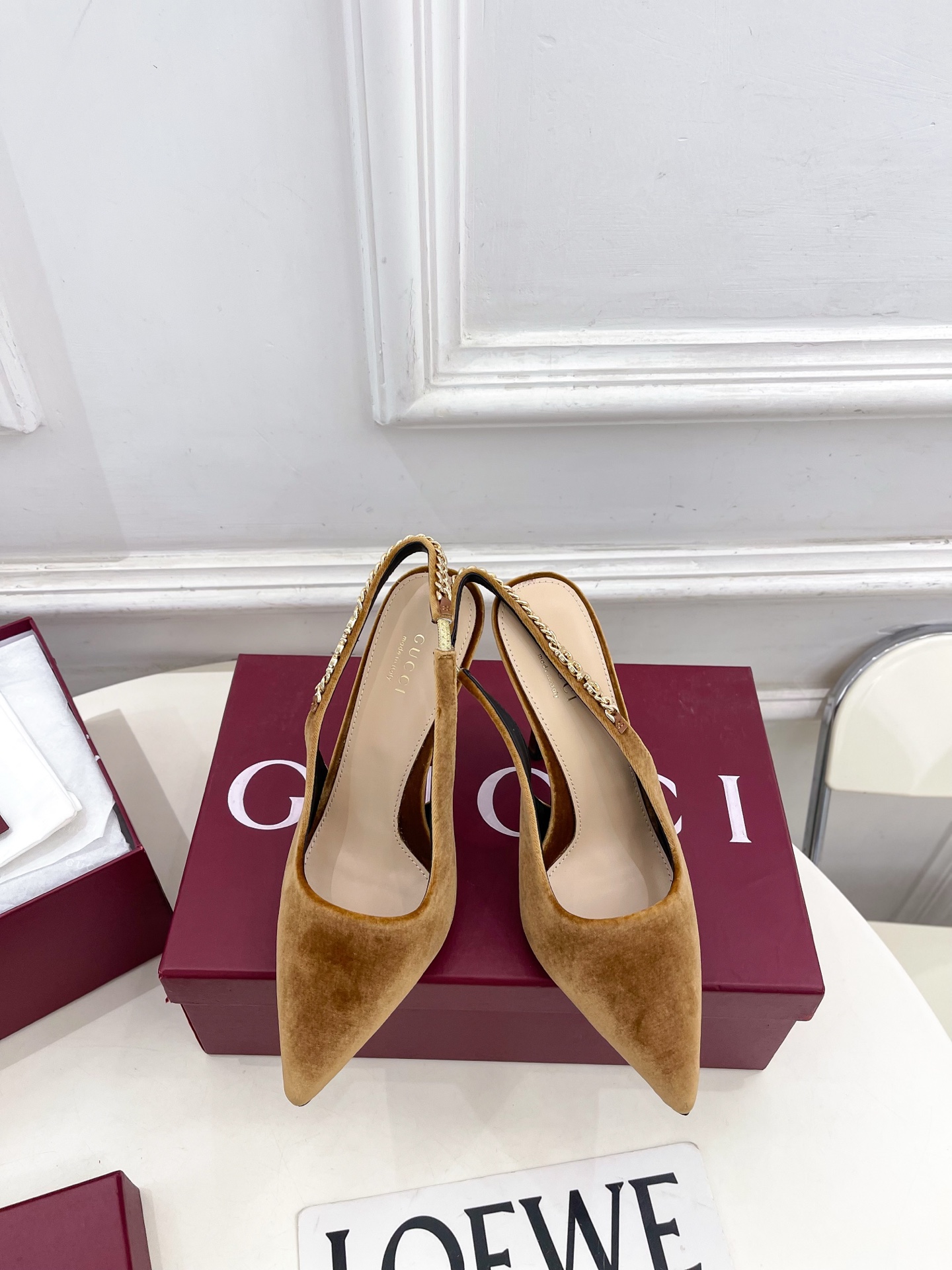 NO:722606,Gucci | Gucci 26 G’s main series is finally released, and the products are worth looking forward to!  Original classic, create new design, 2026 spring and summer new product, classic metal chain pointed toe hollow back pumps, purchasing agent level!  Full of high-end feel!  A favorite among bloggers at home and abroad, it is retro and fashionable, easy to wear and looks great on your feet!  Mainly recommended by the official website, BS new colors are continuously updated ━━━━━ t ━━━━━ Upper original high-definition velvet Lining: imported sheepskin lining Original Italian leather outsole Heel height 4.5cm/10.5cm Shoe size:  35-39 (40.41.42 can be customized), high heels sandals, gucci, gucci, gucci, sandals, high heels, sheepskin, Leather soles19860909Gucci | 古驰 26  G家 主打系列终于面世,狠货值得期待！原有的经典 创造新设计 2026春夏新品 经典金属链条尖头后空浅口鞋 代购级别！高级感十足！国内外博主刷爆的一款,复古又时髦 穿搭简便 上脚美炸了！官网主推,BS新色持续更新 ━━━━━ t ━━━━━ 鞋面原版高定丝绒  内里: 进口羊皮里 大底原版意大利真皮大底 跟高4.5cm/10.5cm 鞋码: 35-39（40.41.42可定制）,高跟鞋凉鞋,gucci,gucci,gucci,sandals,high heels,sheepskin,Leather soles,Women's Shoes