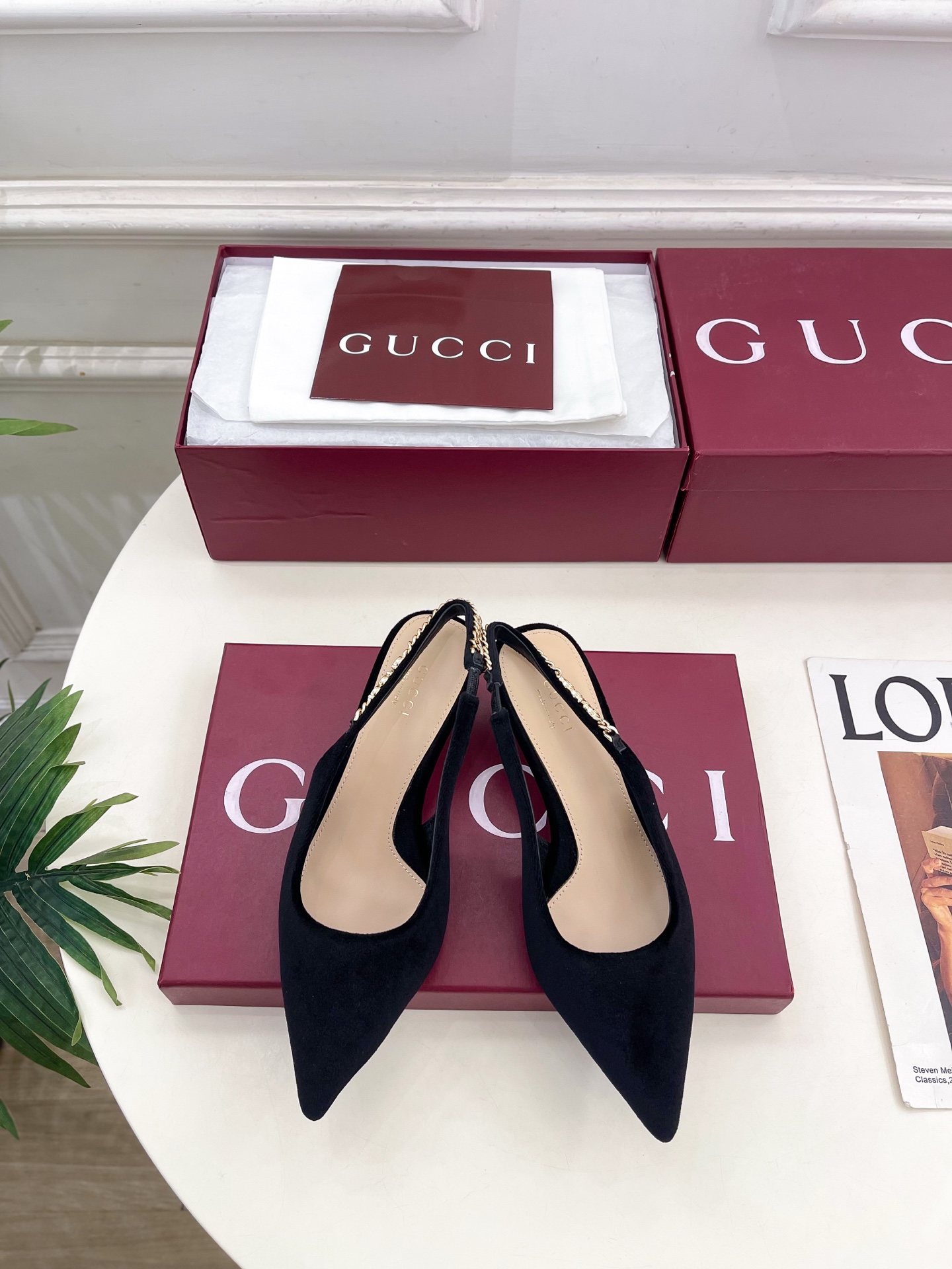 NO:722612,Gucci | Gucci 26 G’s main series is finally released, and the products are worth looking forward to!  Original classic, create new design, 2026 spring and summer new product, classic metal chain pointed toe hollow back pumps, purchasing agent level!  Full of high-end feel!  A favorite among bloggers at home and abroad, it is retro and fashionable, easy to wear and looks great on your feet!  Mainly recommended by the official website, BS new colors are continuously updated ━━━━━ t ━━━━━ Upper original high-definition velvet Lining: imported sheepskin lining Original Italian leather outsole Heel height 4.5cm/10.5cm Shoe size:  35-39 (40.41.42 can be customized), high heels sandals, gucci, gucci, gucci, sandals, high heels, sheepskin, Leather soles19860909Gucci | 古驰 26  G家 主打系列终于面世,狠货值得期待！原有的经典 创造新设计 2026春夏新品 经典金属链条尖头后空浅口鞋 代购级别！高级感十足！国内外博主刷爆的一款,复古又时髦 穿搭简便 上脚美炸了！官网主推,BS新色持续更新 ━━━━━ t ━━━━━ 鞋面原版高定丝绒  内里: 进口羊皮里 大底原版意大利真皮大底 跟高4.5cm/10.5cm 鞋码: 35-39（40.41.42可定制）,高跟鞋凉鞋,gucci,gucci,gucci,sandals,high heels,sheepskin,Leather soles,Women's Shoes